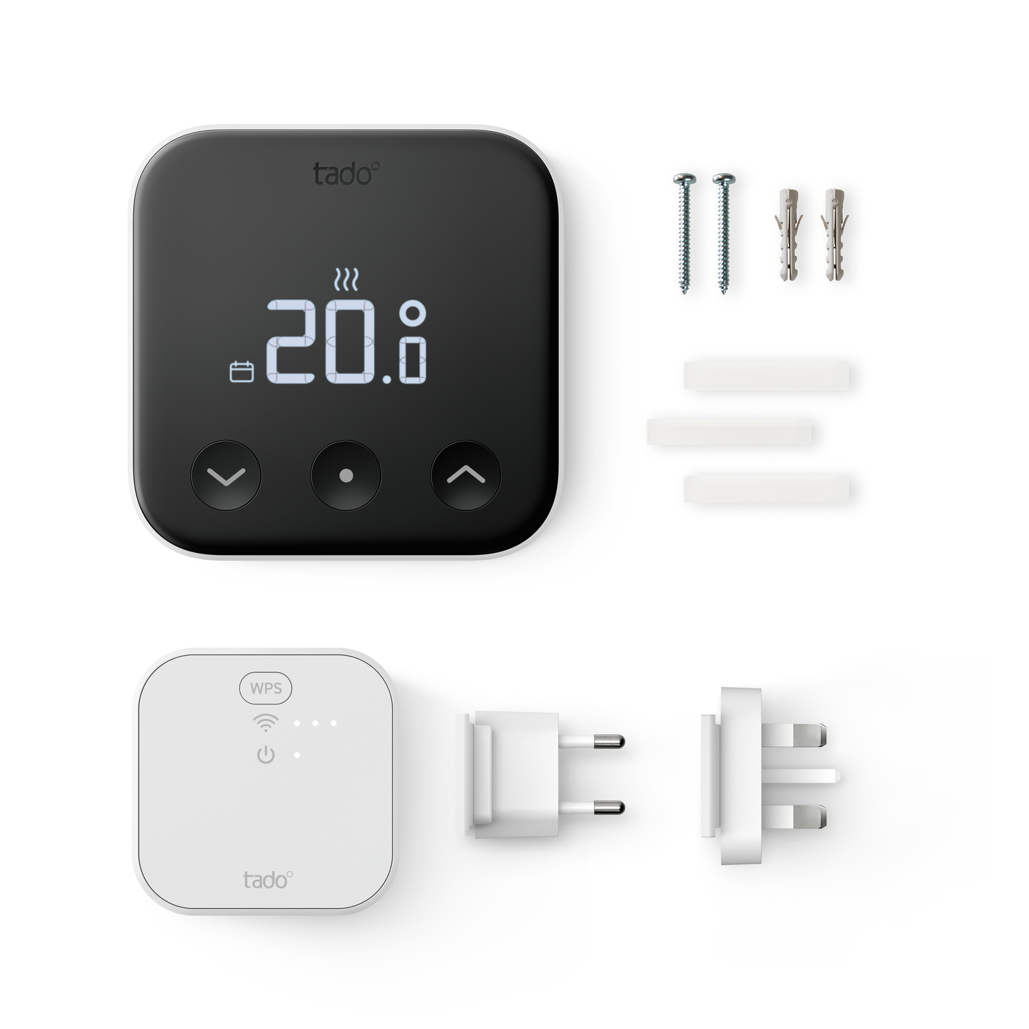 Een witte slimme thermostaat met zwart display en accessoires, waaronder schroeven en montageplaten.