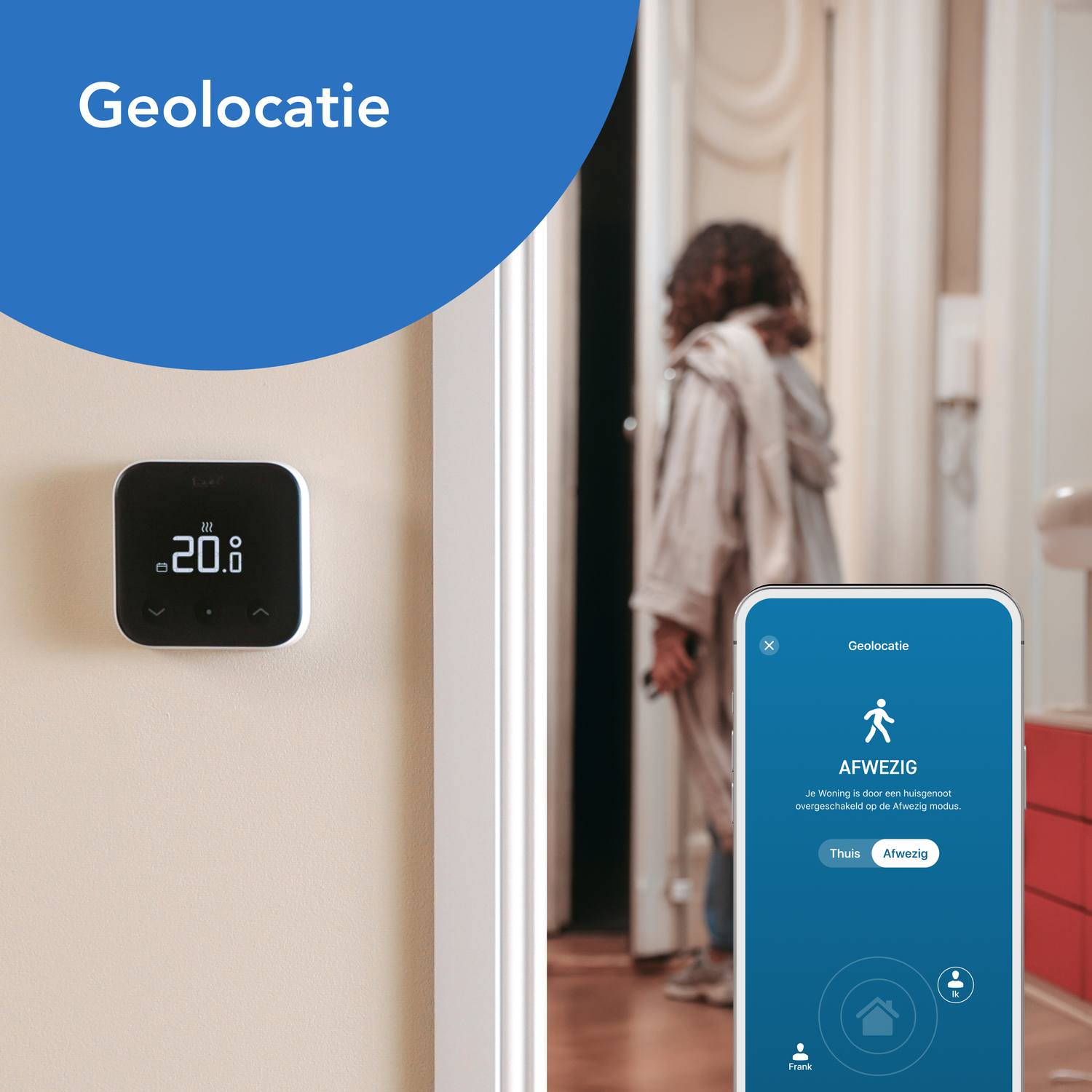 Slimme thermostaat aan de muur, een persoon die op de achtergrond loopt, telefoonscherm.