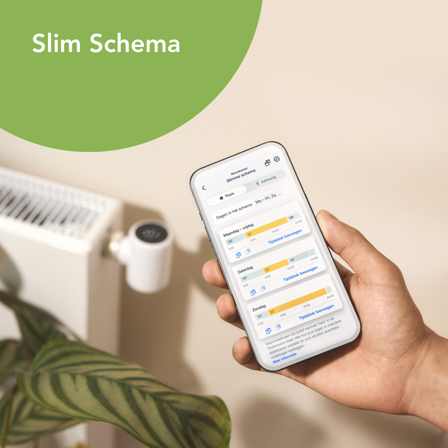 Een persoon die een telefoon vasthoudt met een slimme thuis-app, naast een radiator en een plant.