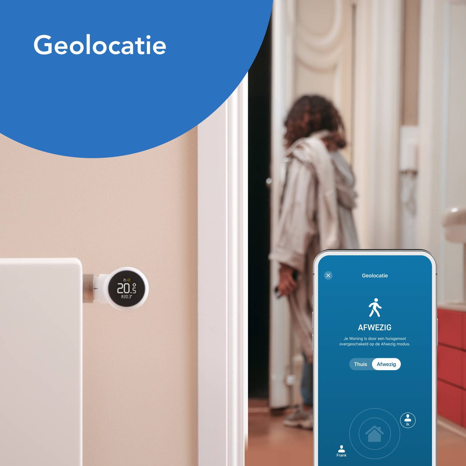 Smart home systeem met een persoon, een thermostaat en een telefoon-app. Tekst in het Nederlands.