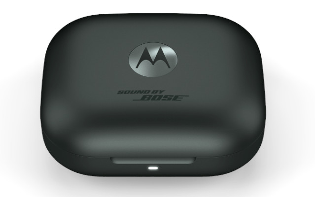 Czarny futerał ładujący Motorola z logo Bose.