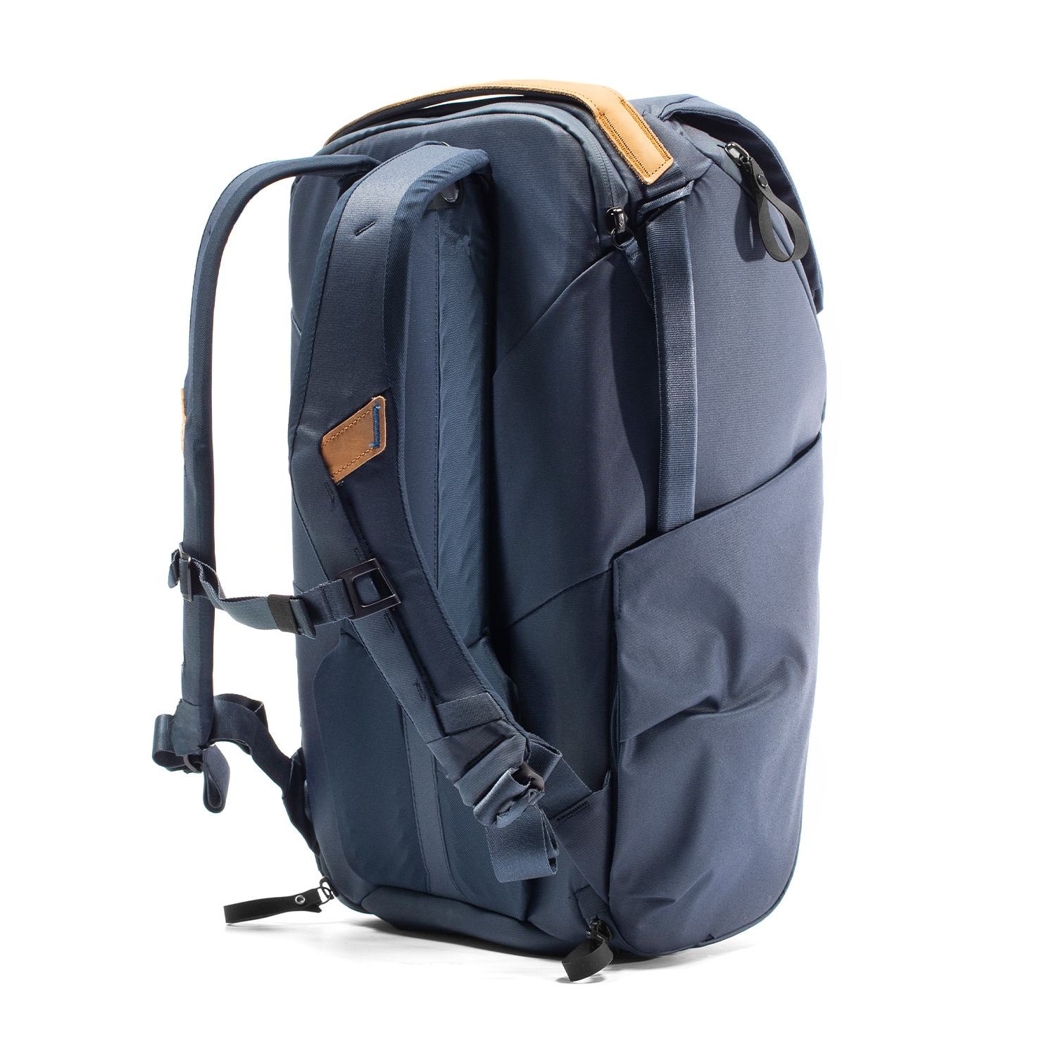 Uno zaino blu navy con cinghie regolabili, tasche laterali e manico in pelle marrone.