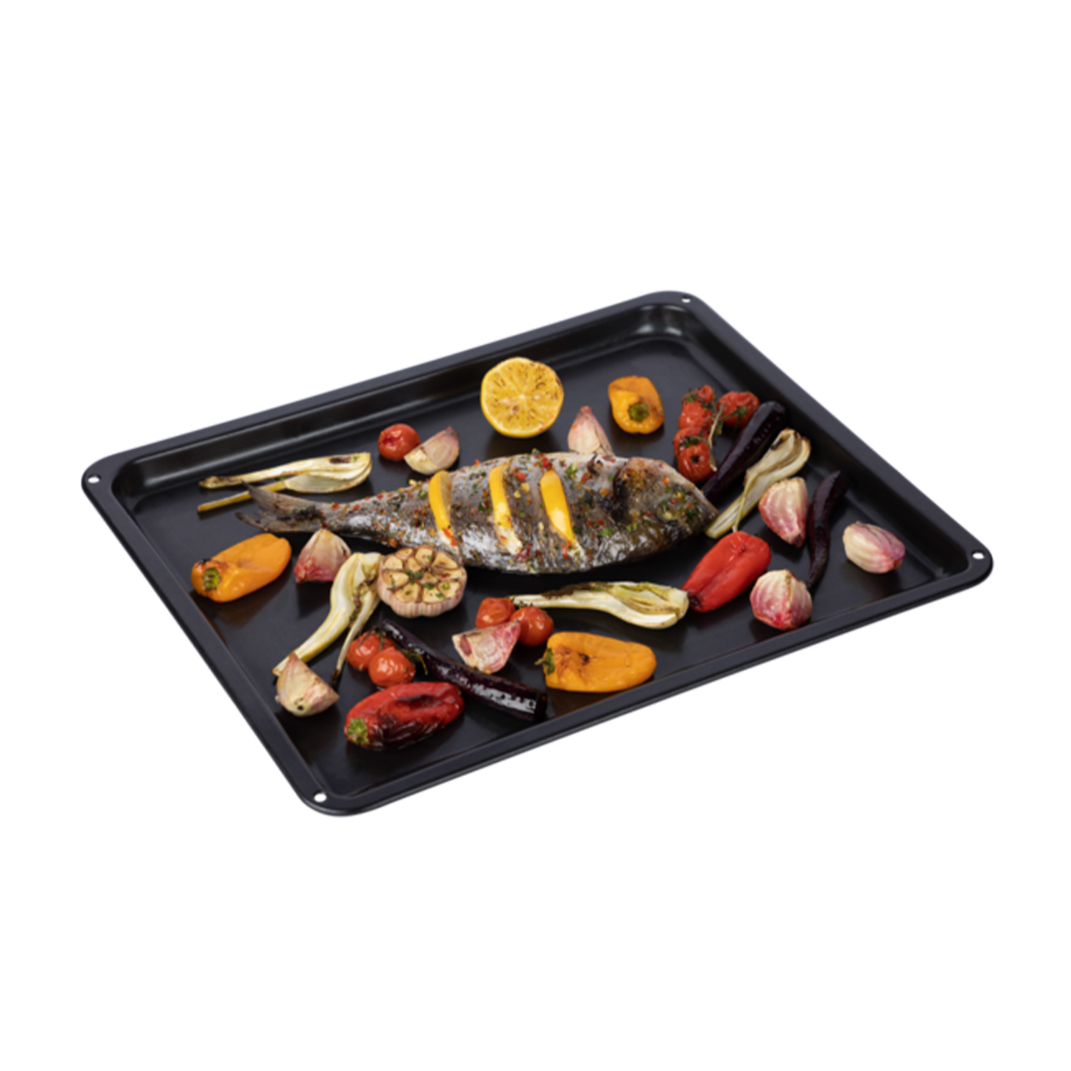 Pesce al forno su vassoio nero con verdure, tra cui pomodori, peperoni e aglio.
