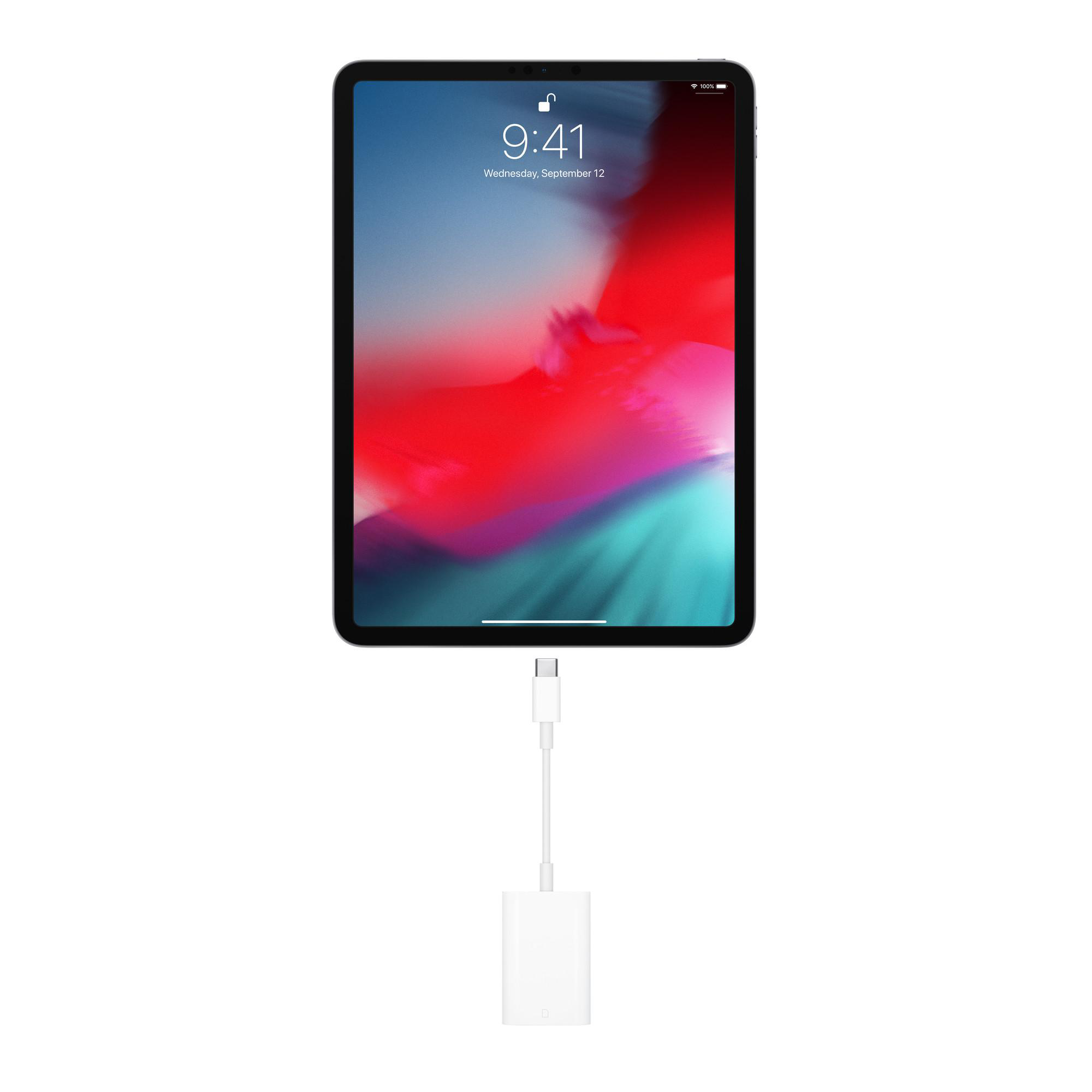 Ein weißes Tablet mit Ladekabel und weißem Ladegerät.