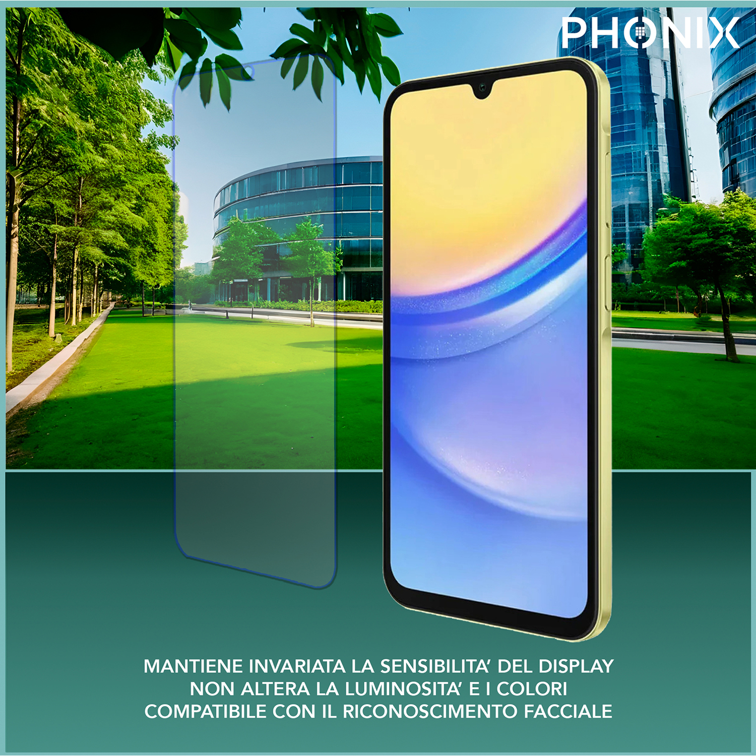 Smartphone in mano con protezione schermo, con sfondo cittadino.