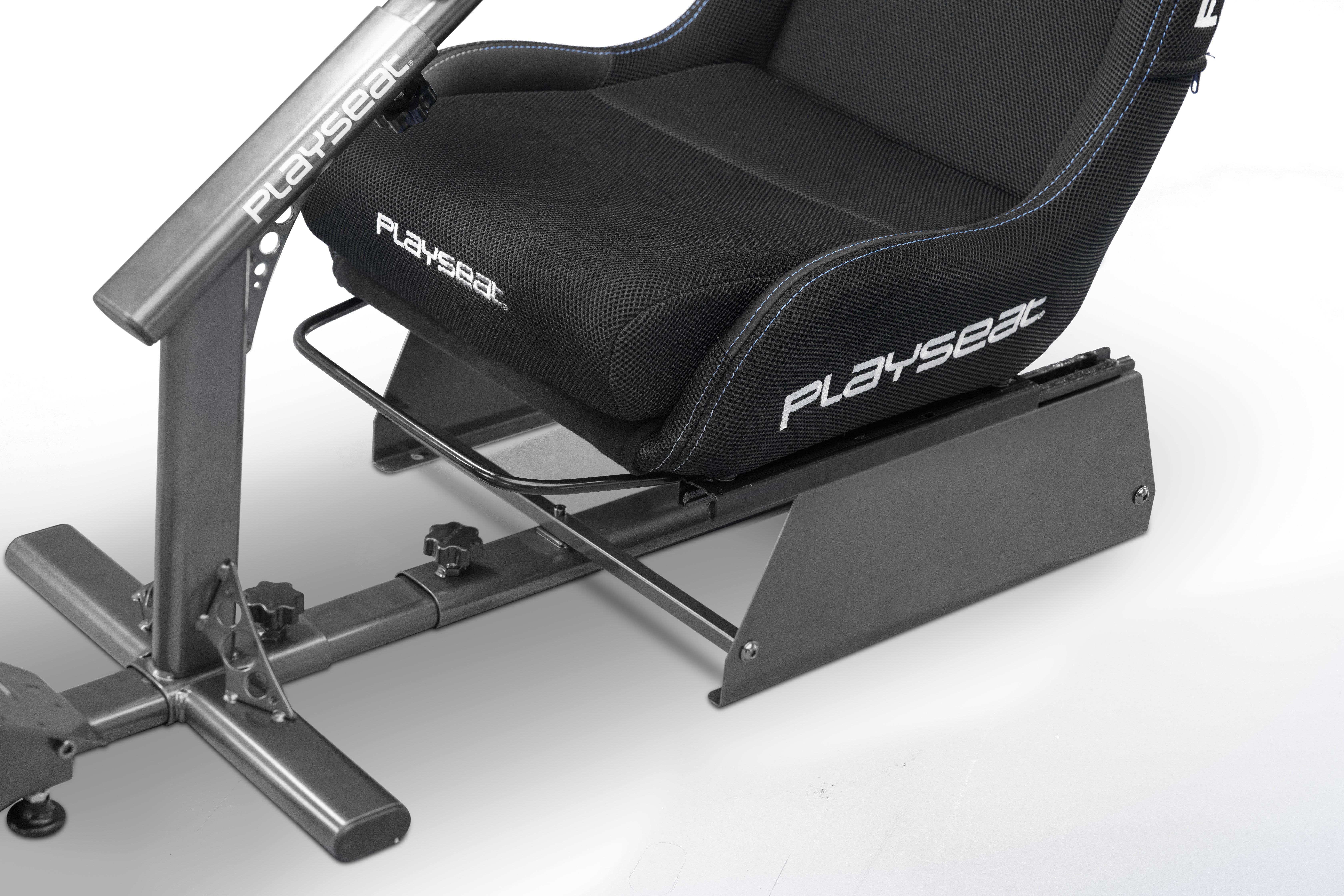 Playseat Gaming-Stuhl, schwarzer Stoff, mit Metallrahmen.