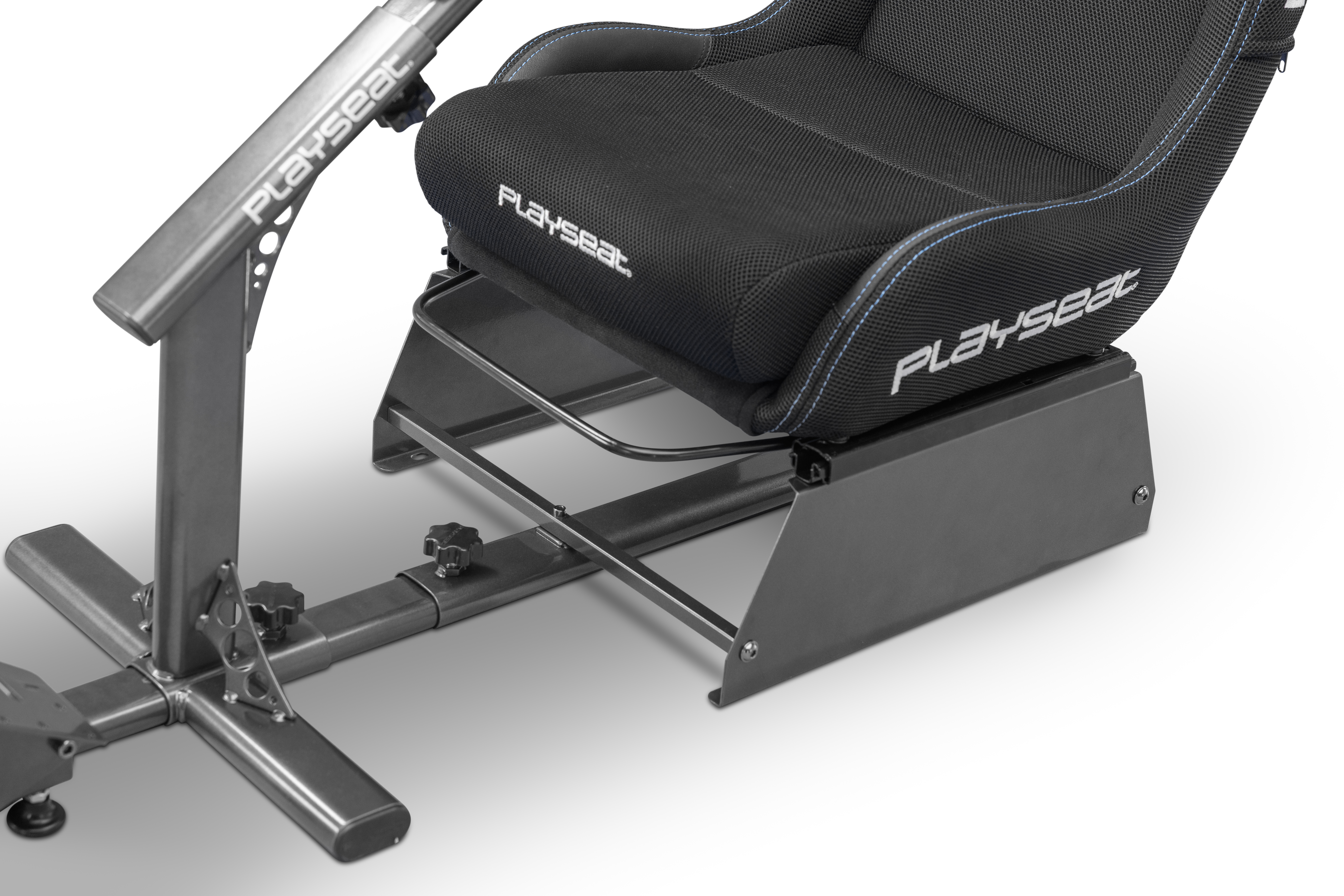 Playseat-Rennstuhlboden, Metall, mit einem Rennsitz.