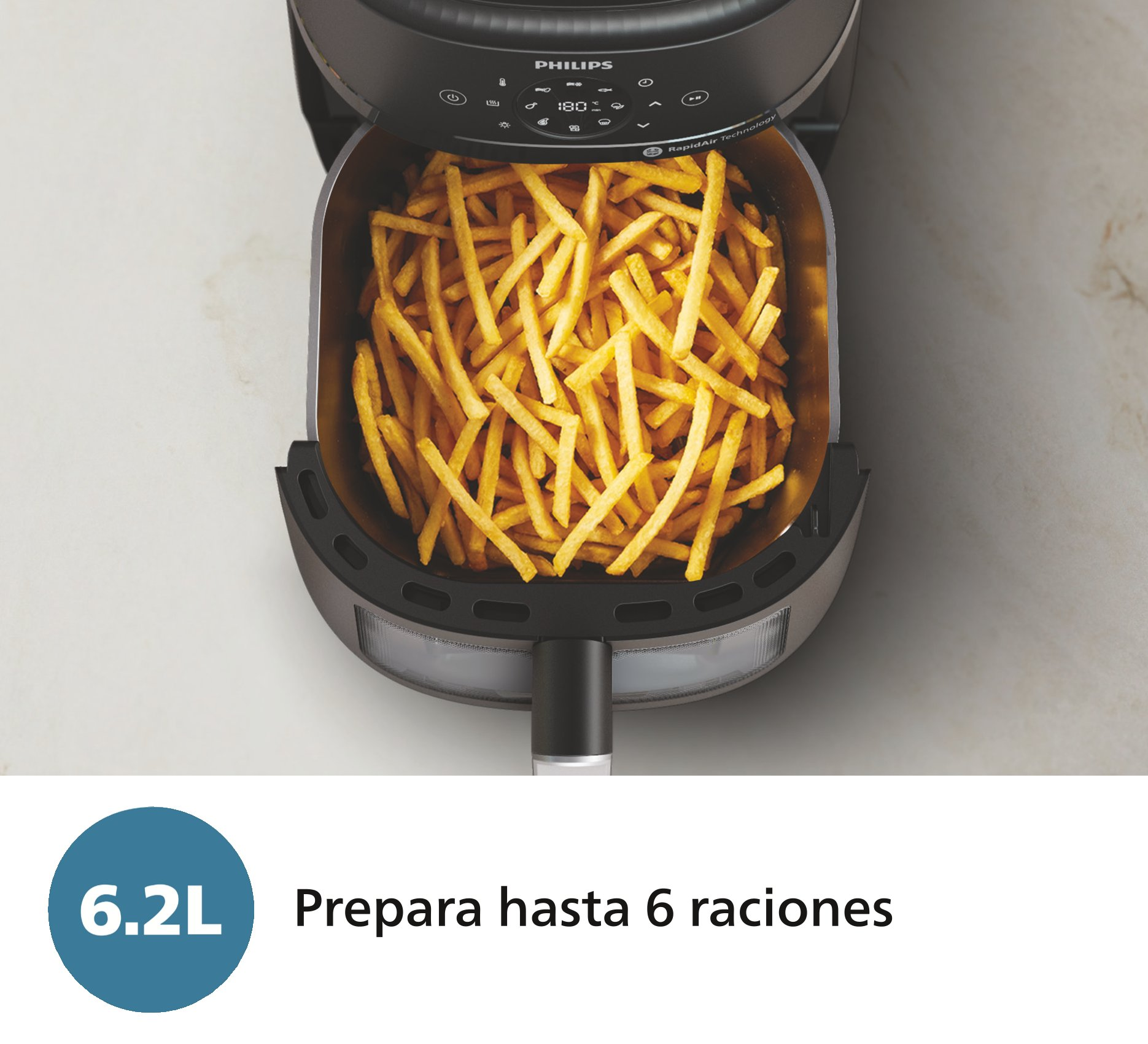 Freidora de aire con patatas fritas dentro. Texto: '6.2L Prepara hasta 6 raciones'.