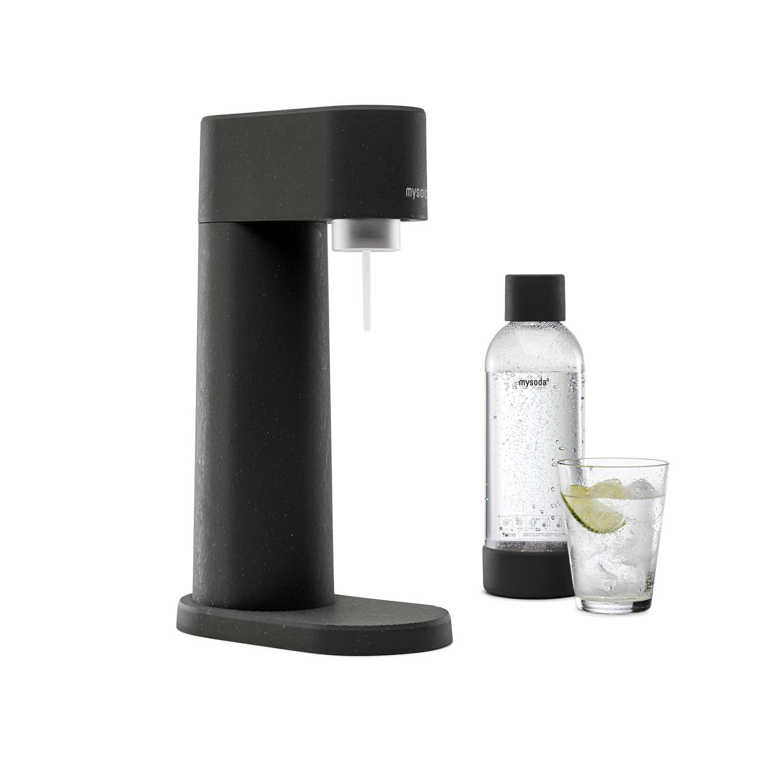 Een zwarte sodamaker, een waterfles en een glas frisdrank met een limoen op witte achtergrond.