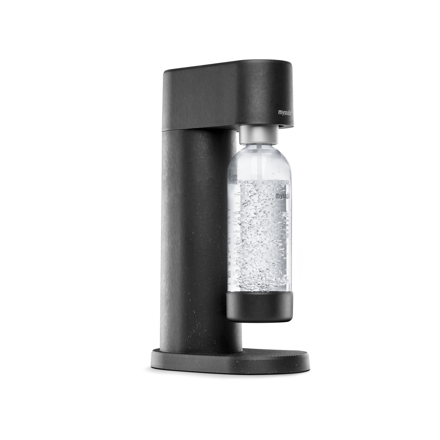 Sodamaker, zwart met een heldere fles gevuld met water. Er vormen zich bellen in het water.