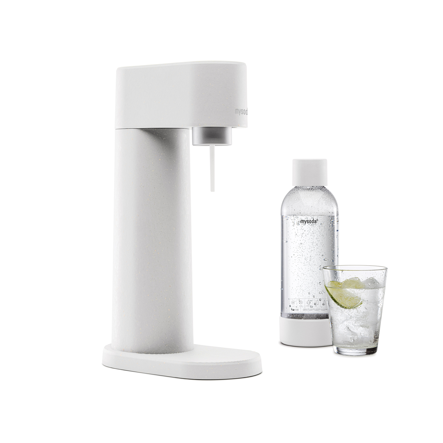 Een witte sodamaker met een fles en een glas water met een schijfje limoen.