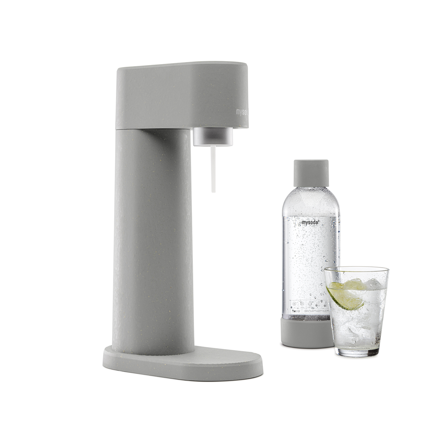 Een grijze frisdrankmaker, een fles frisdrank en een glas met limoen.
