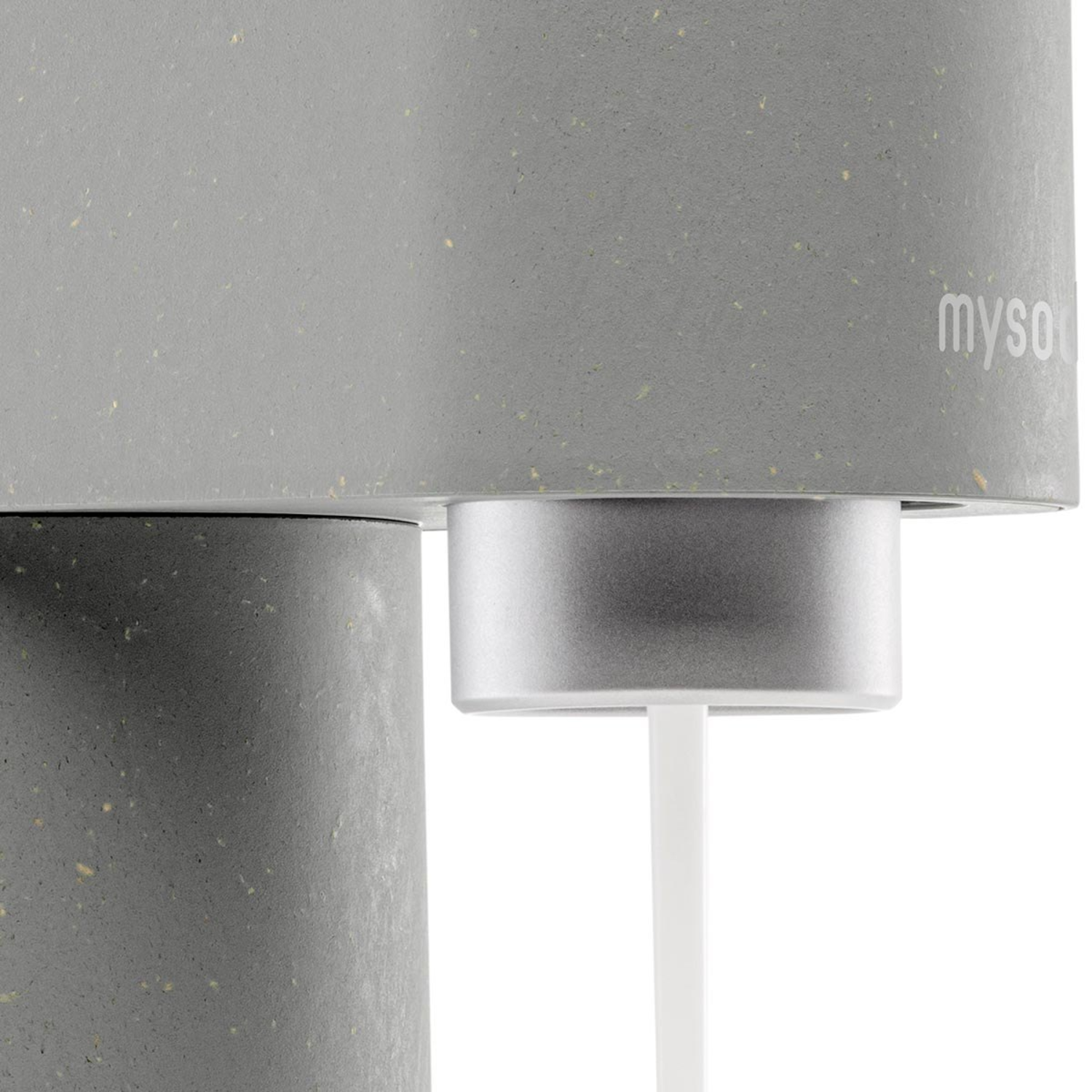 Close-up van een grijze waterdispenser met een witte tuit, op een witte achtergrond.