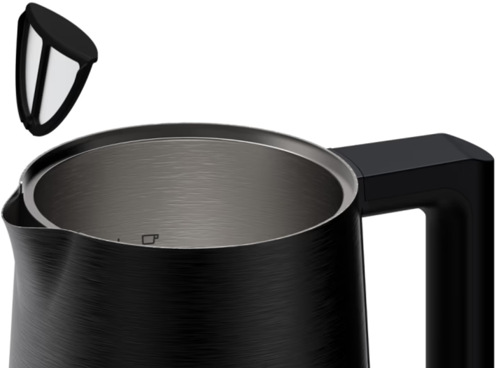 Gros plan sur une bouilloire noire sans couvercle. Un petit filtre est au-dessus de la bouilloire.