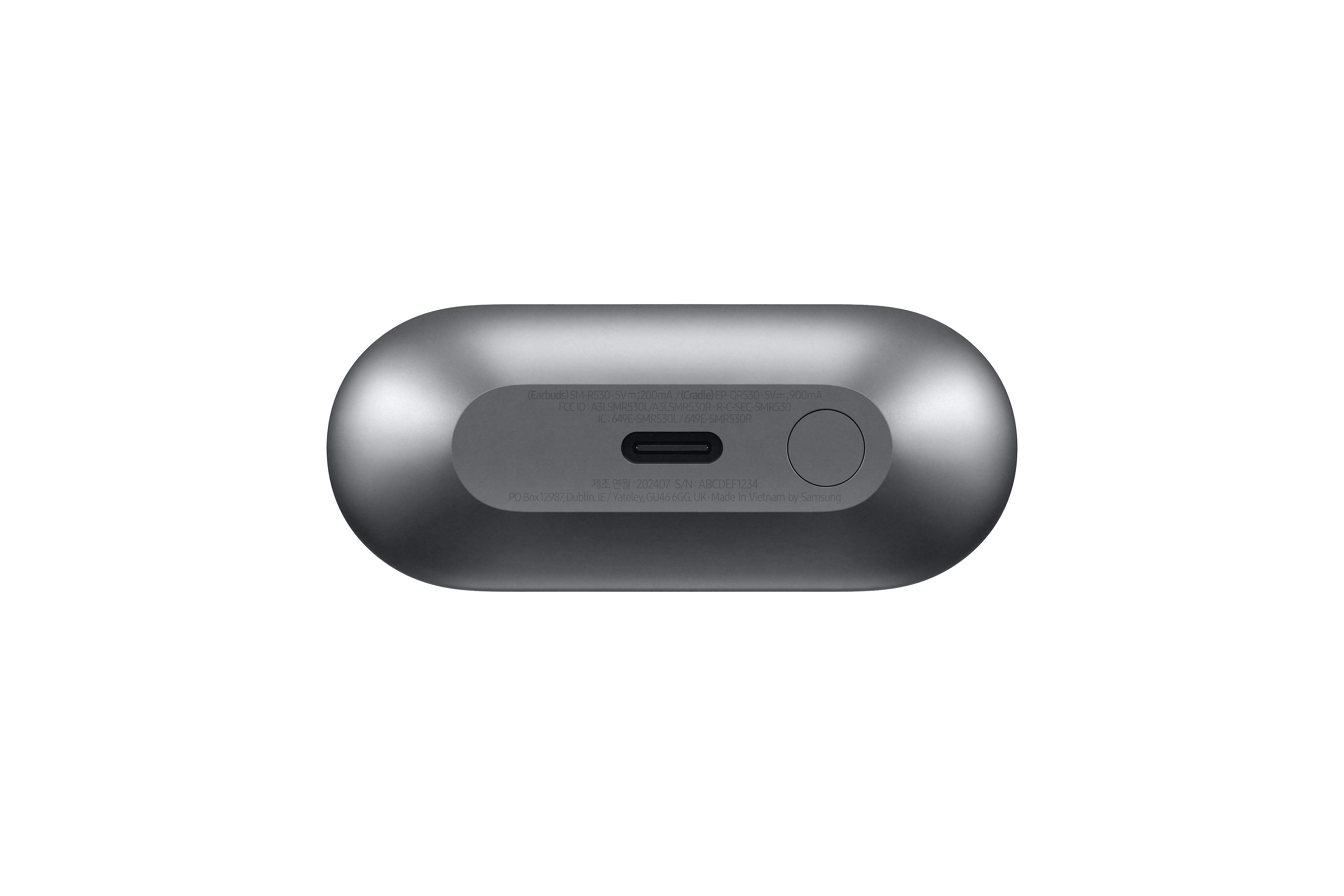 Silbernes Ladecase, mit USB-C-Anschluss an der Unterseite, auf schwarzem Hintergrund.