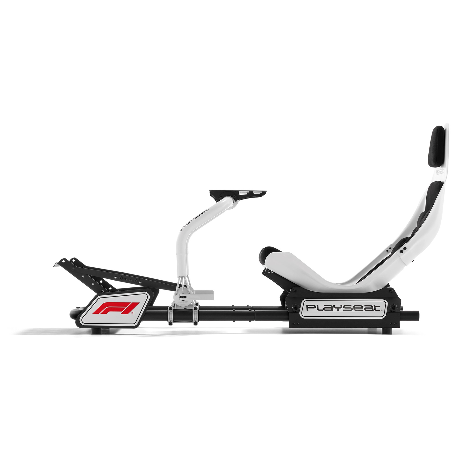 Een witte en zwarte Playseat racesimulator op een witte achtergrond.