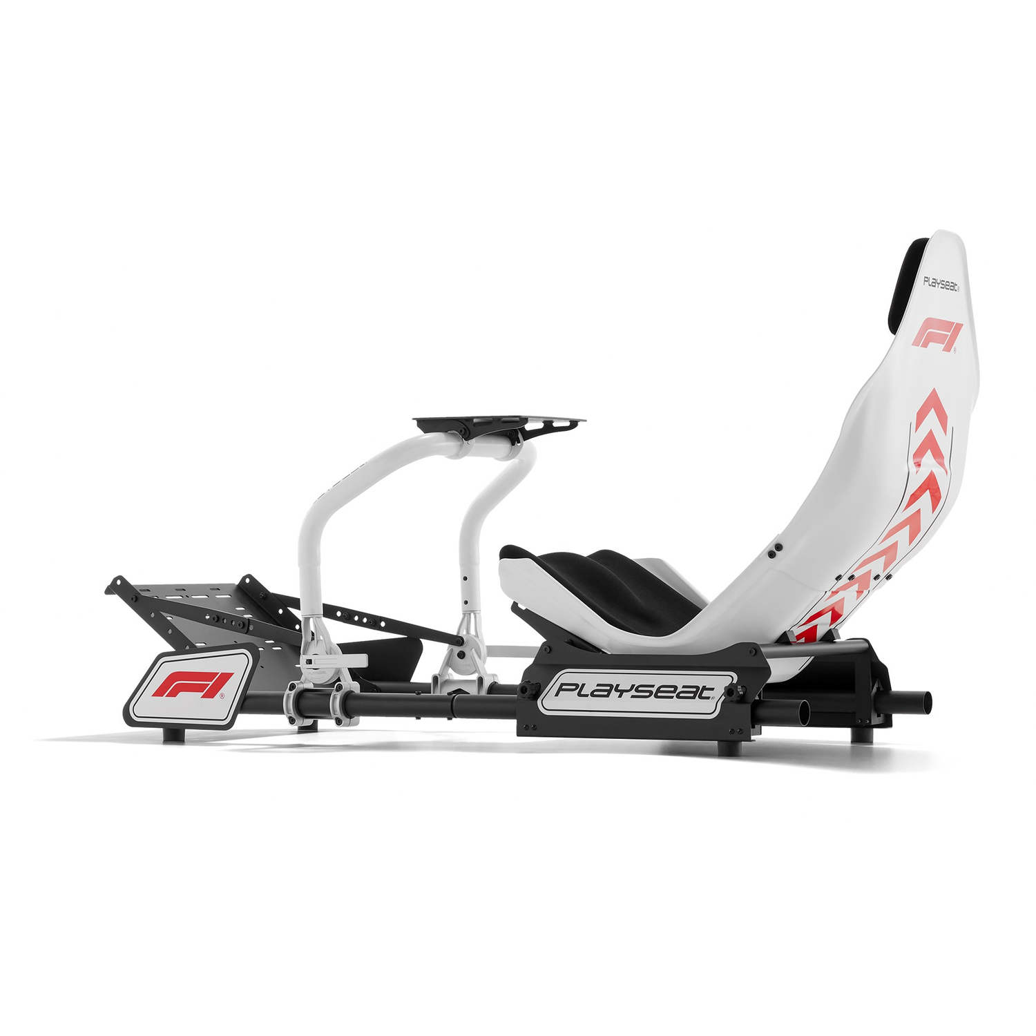 Een wit en zwarte Playseat F1 racesimulator. Het heeft een stoel, stuurwielbevestiging en pedaalsteunen. F1-logo zichtbaar.