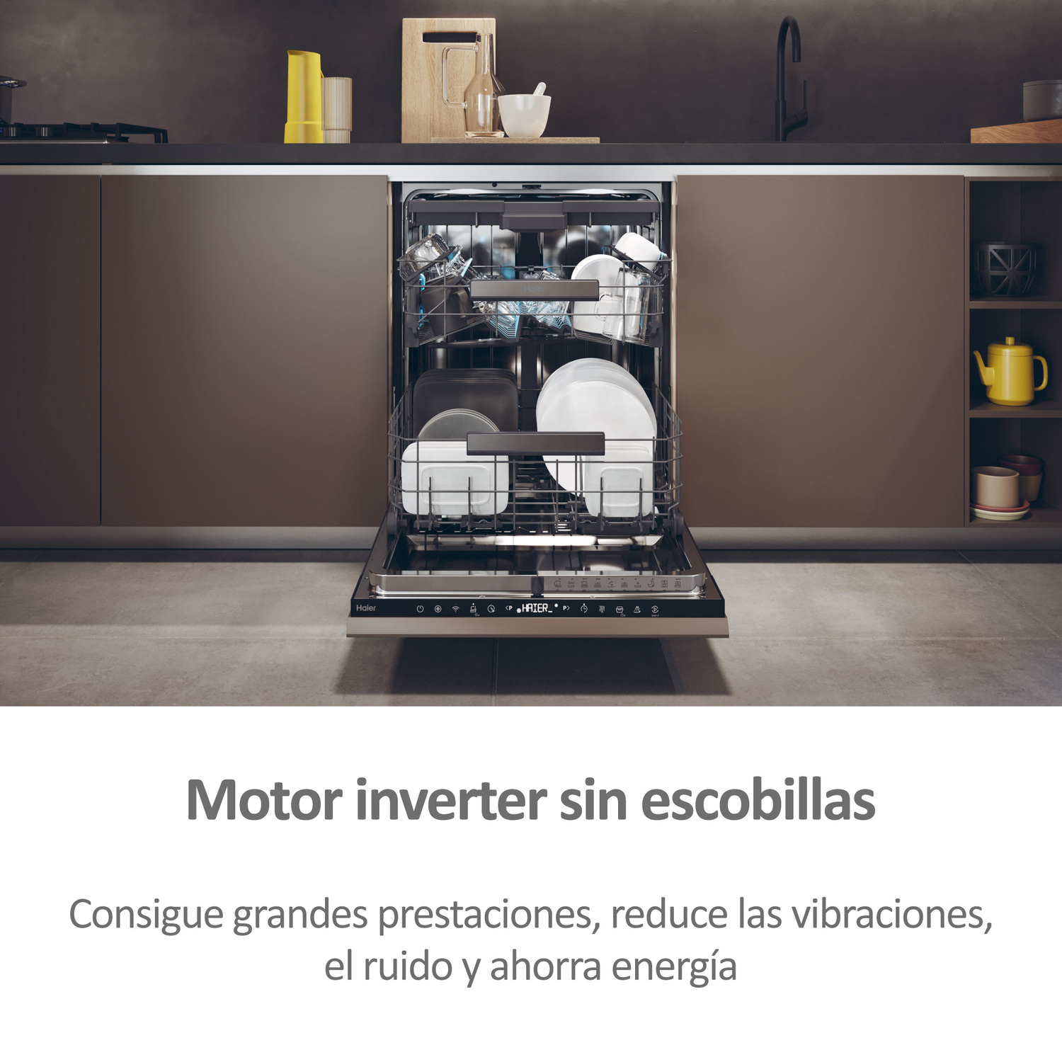 Batidora de pie color cobre con cuenco e ingredientes dentro, aislada sobre blanco.