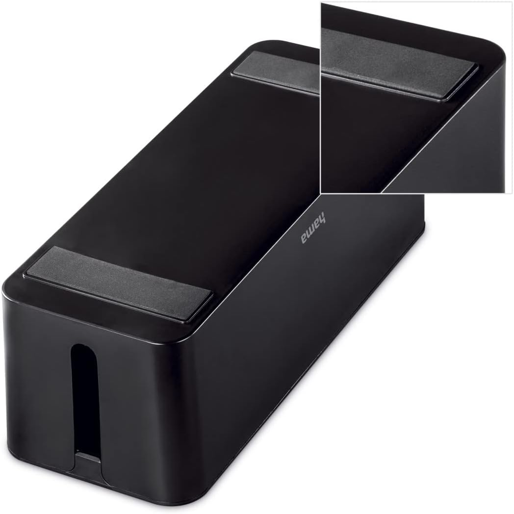 Organizador de cables negro. Forma rectangular con ranuras. Pequeñas almohadillas de goma arriba. Fondo blanco.