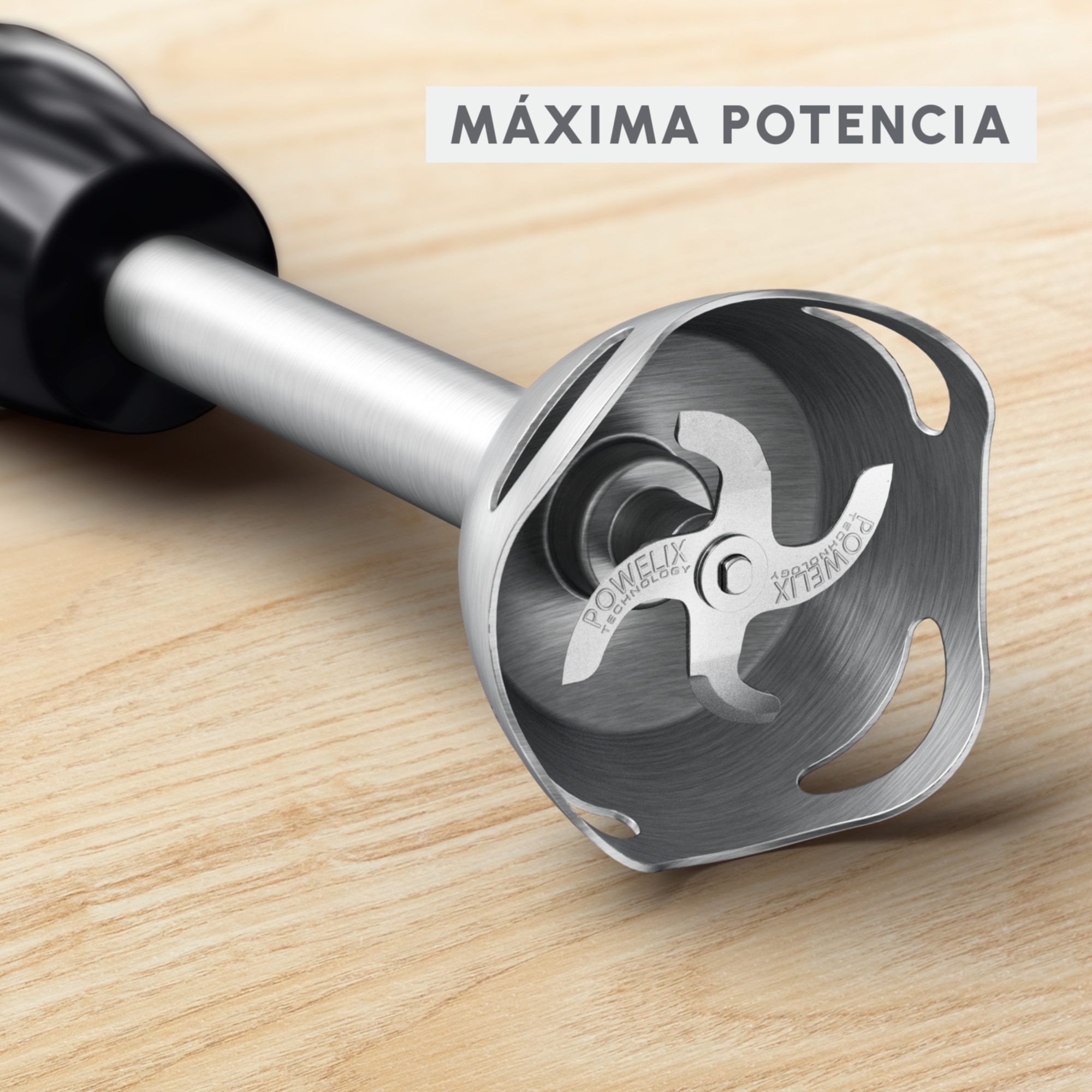 Cuchilla metálica de licuadora con texto POWELIX TECHNOLOGY, sobre superficie de madera.