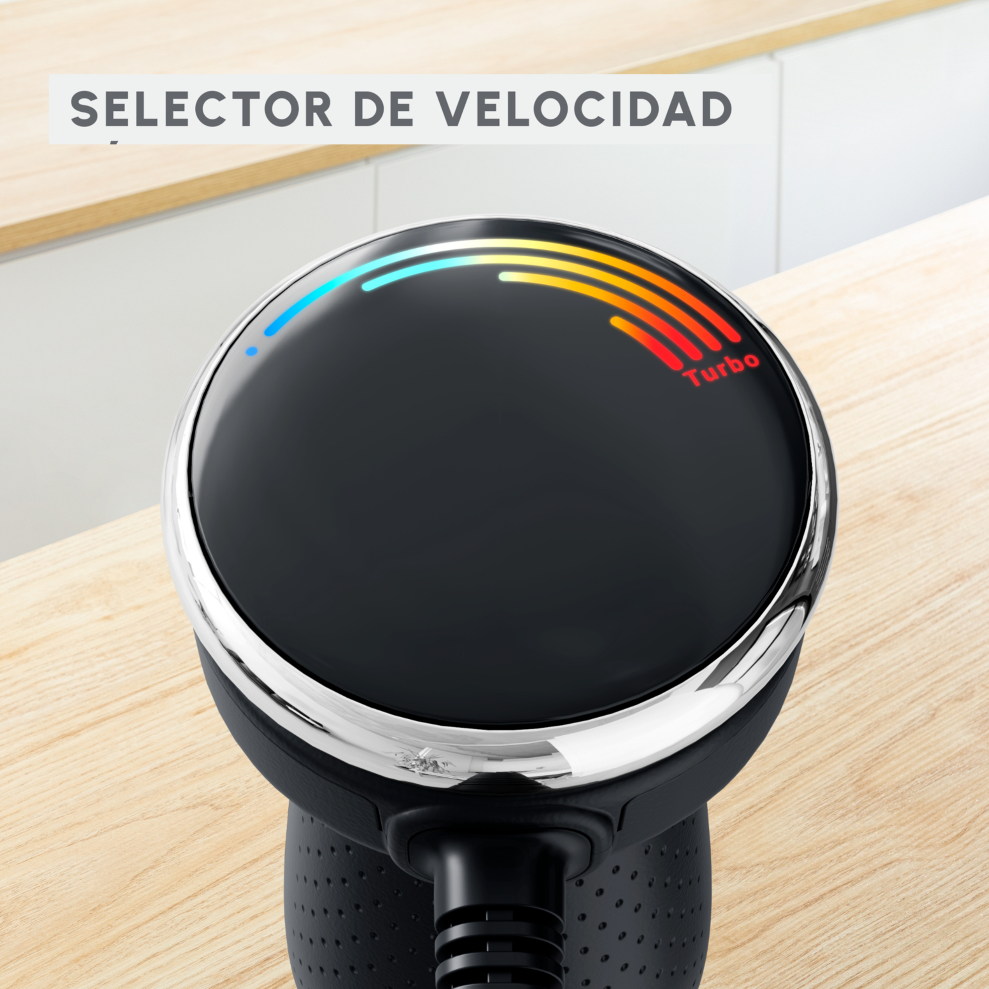 Primer plano del selector de velocidad de una licuadora negra. La palabra Turbo se ilumina en rojo.