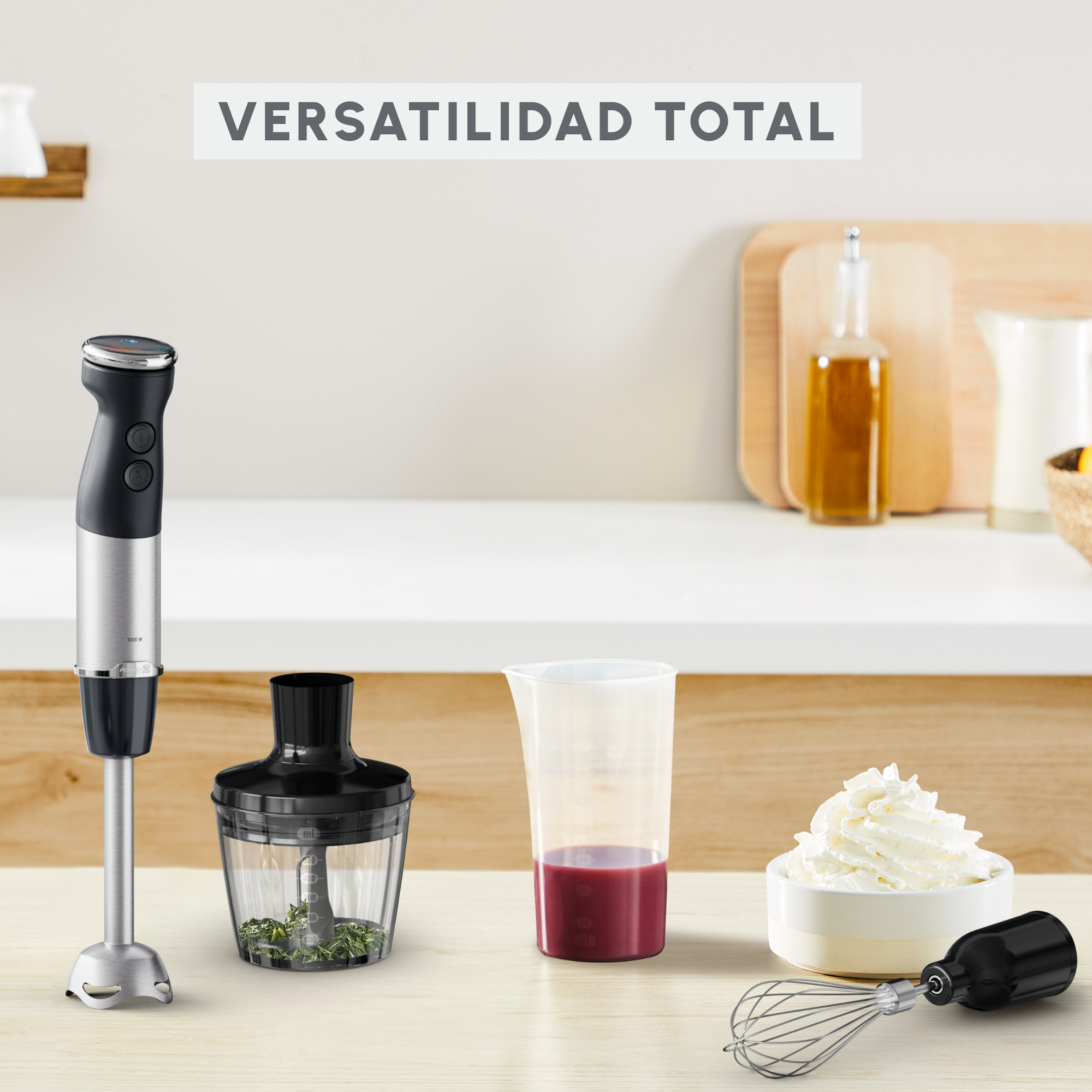 Una licuadora con accesorios sobre una mesa de madera. Crema batida y líquido.