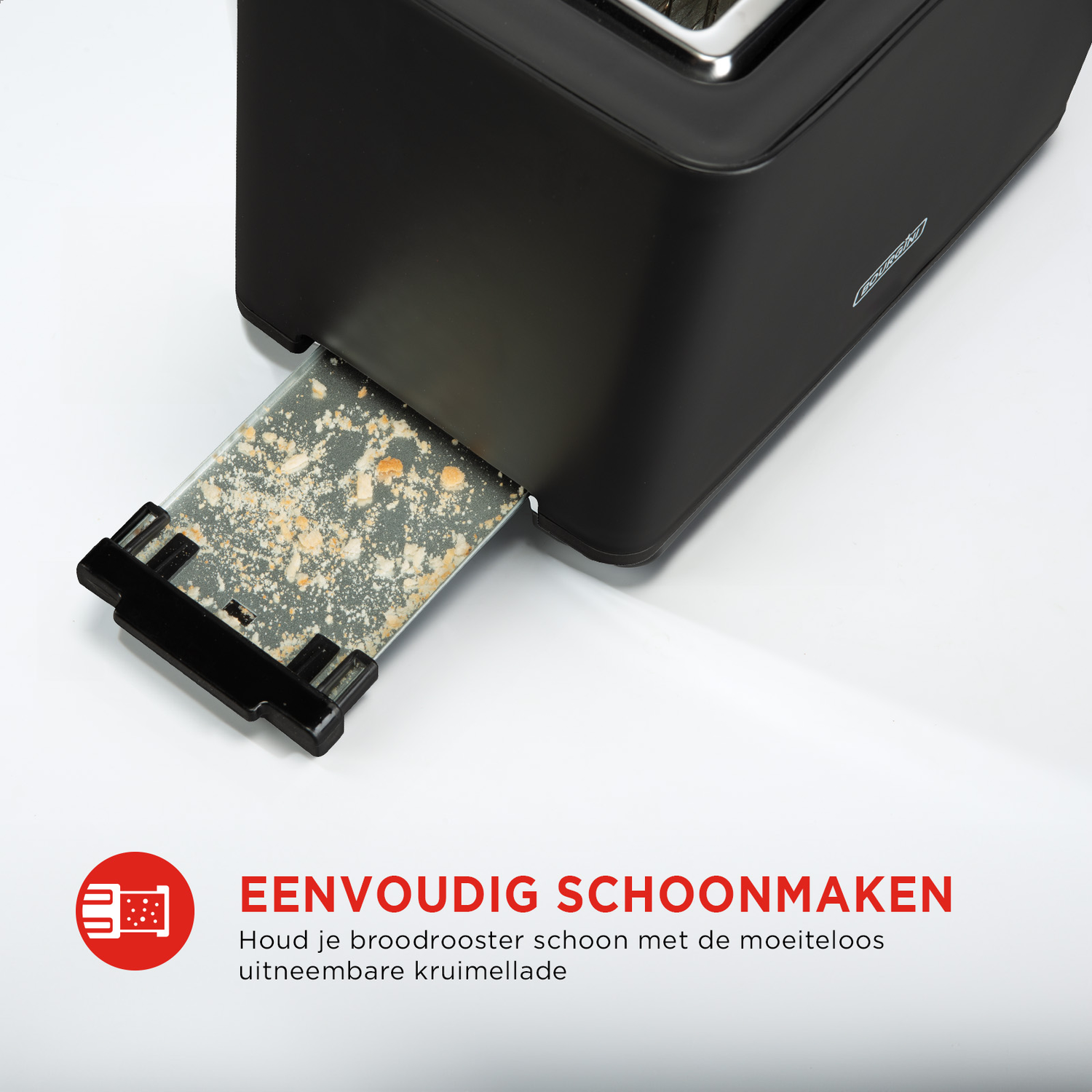 Zwarte broodrooster met uitgetrokken kruimellade, kruimels zichtbaar. Wit oppervlak.