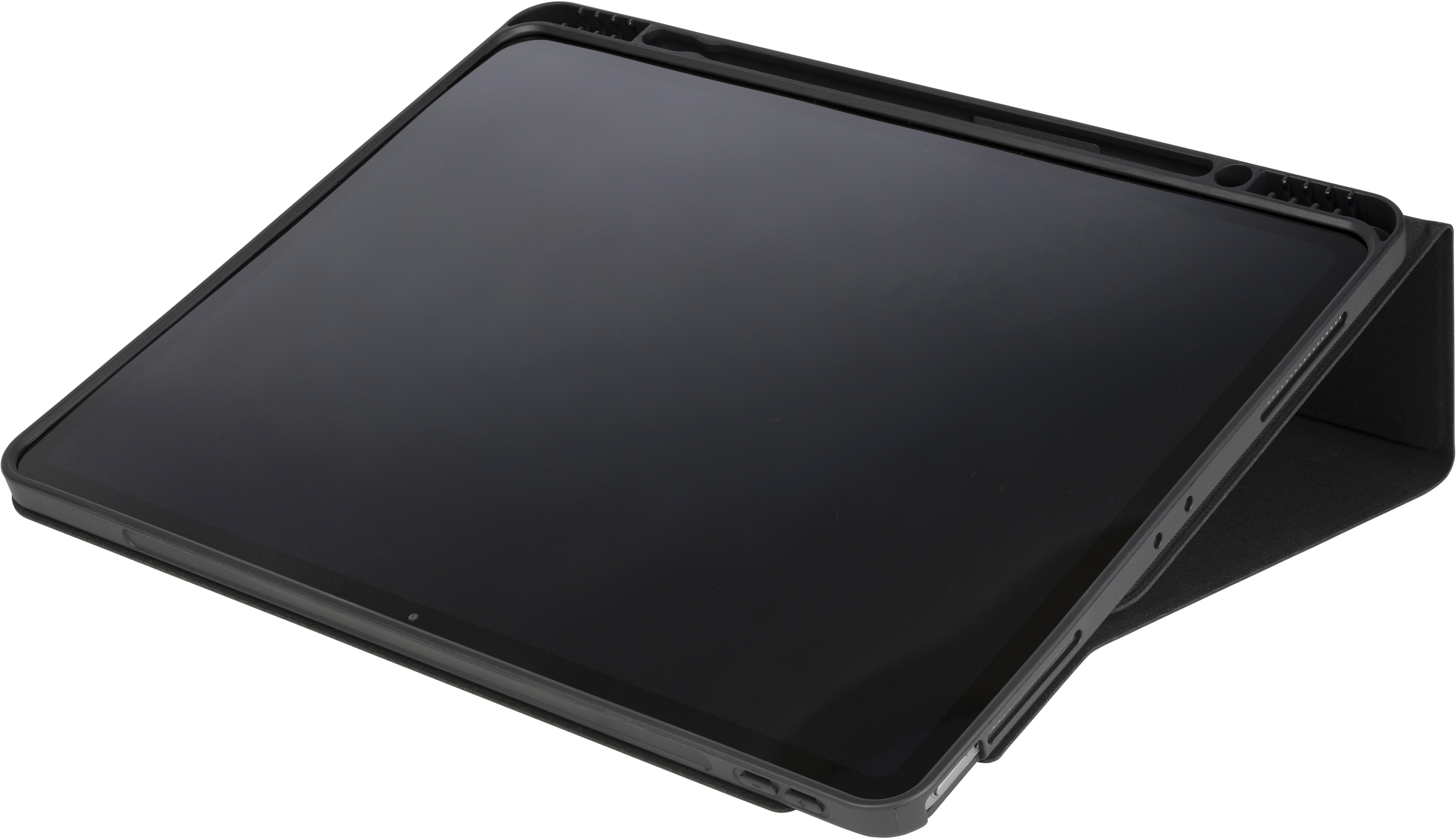 Schwarzes Tablet in Schutzhülle. Abgewinkelte Ansicht, dunkler Bildschirm. Weißer Hintergrund.