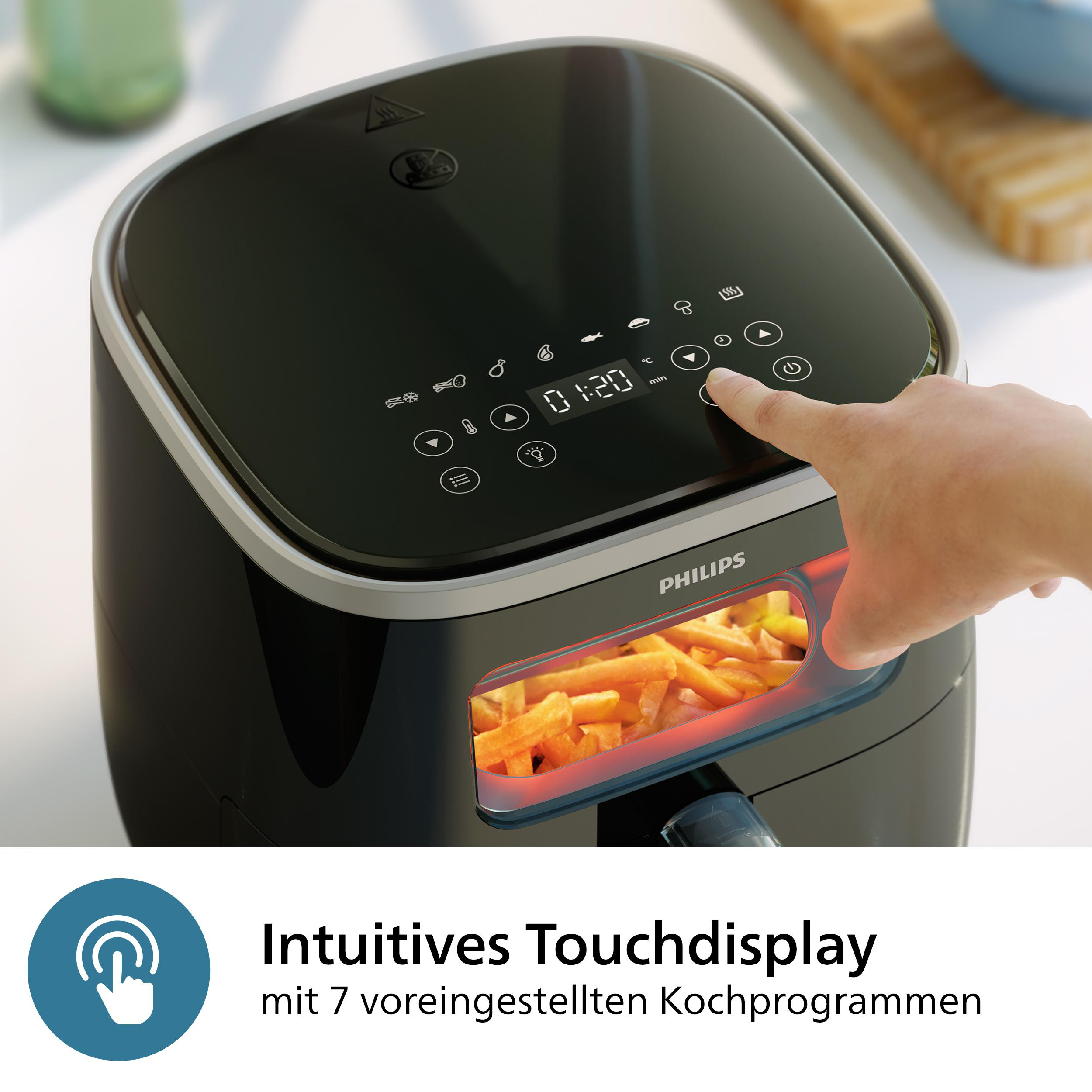 Eine Heißluftfritteuse mit Pommes frites. Eine Hand berührt das Touch-Display. Das Gerät ist schwarz.