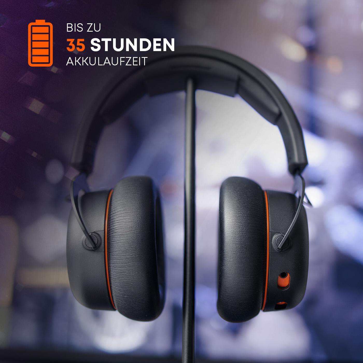 Schwarze Kopfhörer auf einem Ständer, mit orangefarbenen Akzenten. Text besagt 35 Stunden Akkulaufzeit.