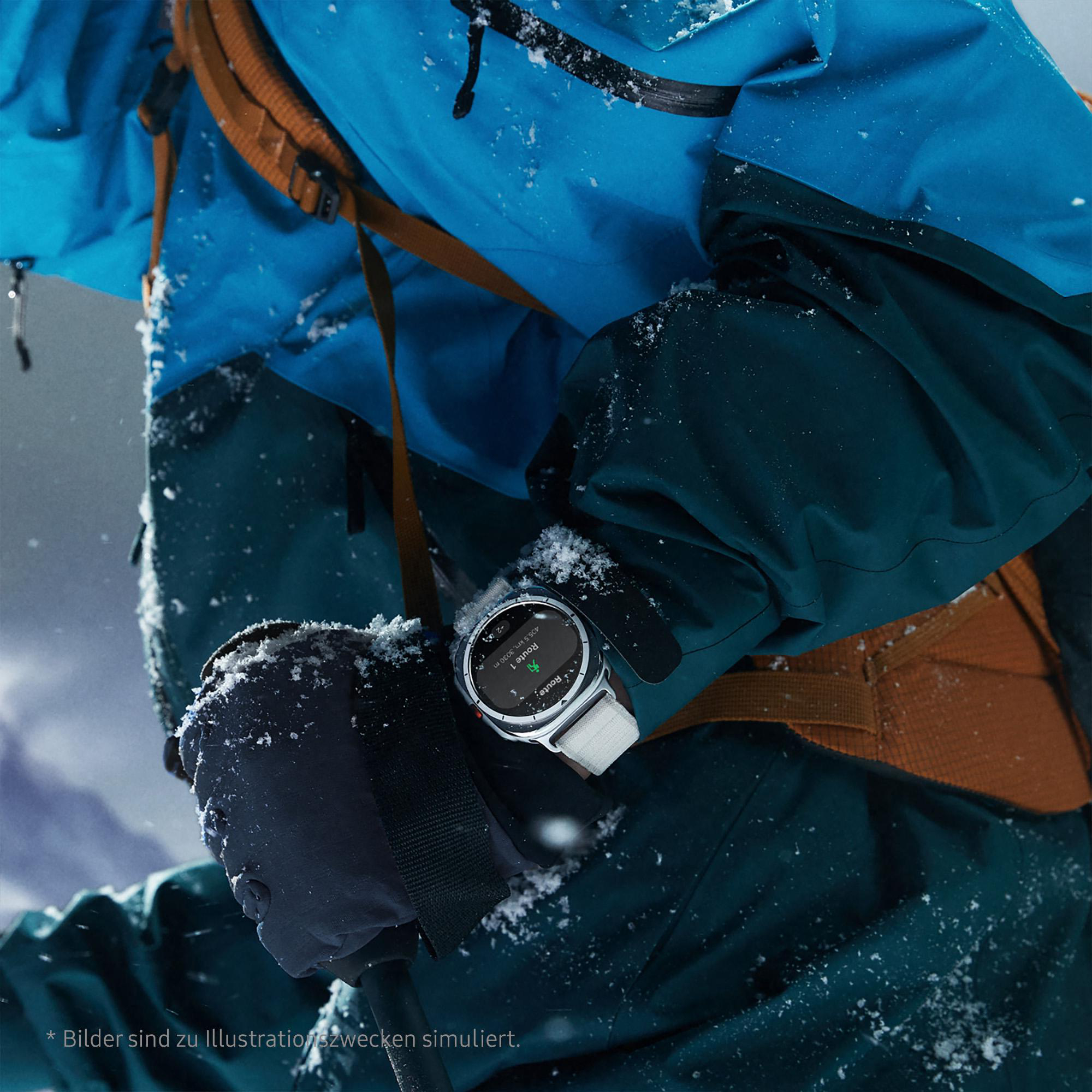 Eine Person in einer blauen Jacke und dunkelgrüner Hose trägt eine Smartwatch in einer verschneiten Umgebung.