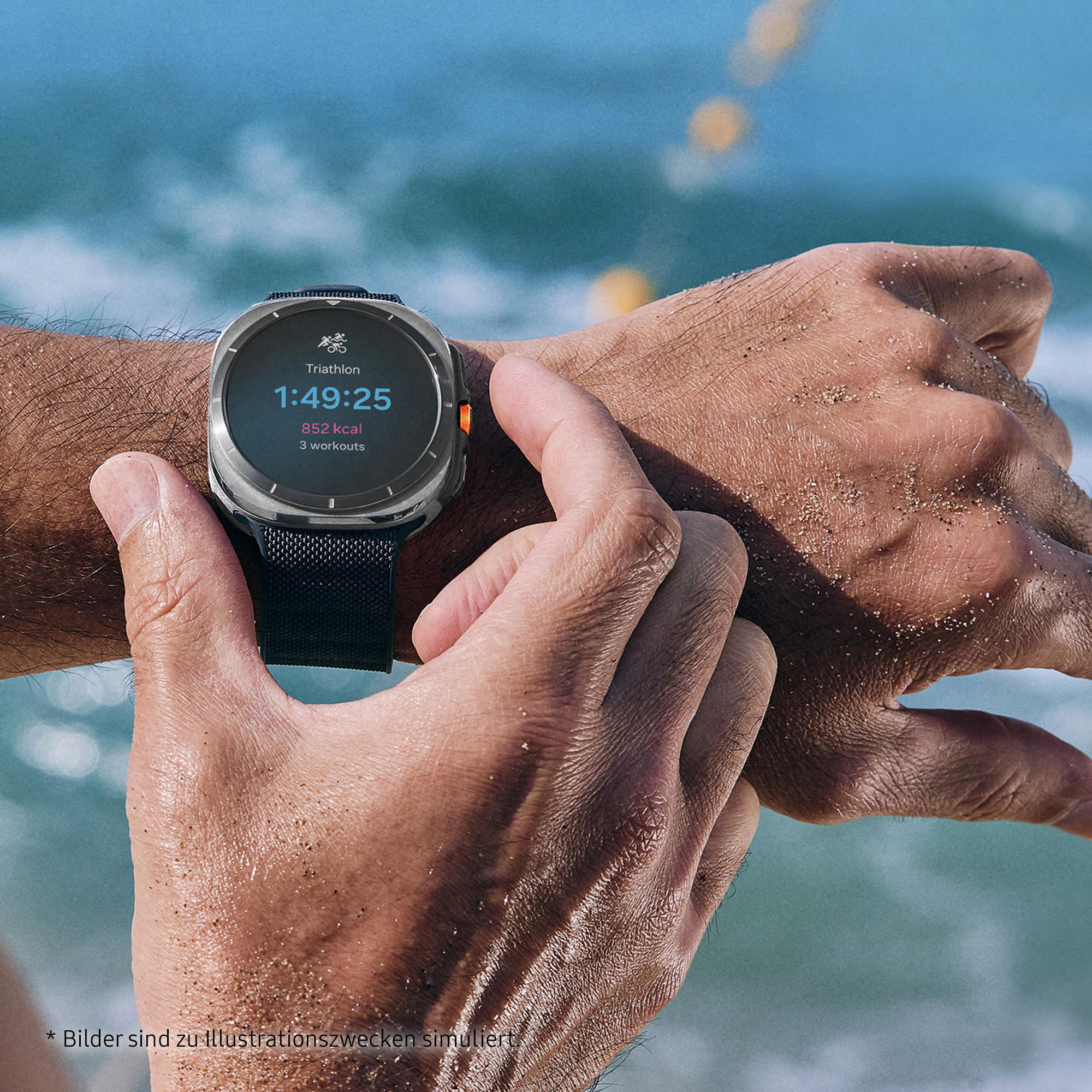 Das Handgelenk eines Mannes mit einer Smartwatch, die Trainingsdaten anzeigt. Sandstrand und Ozean im Hintergrund.