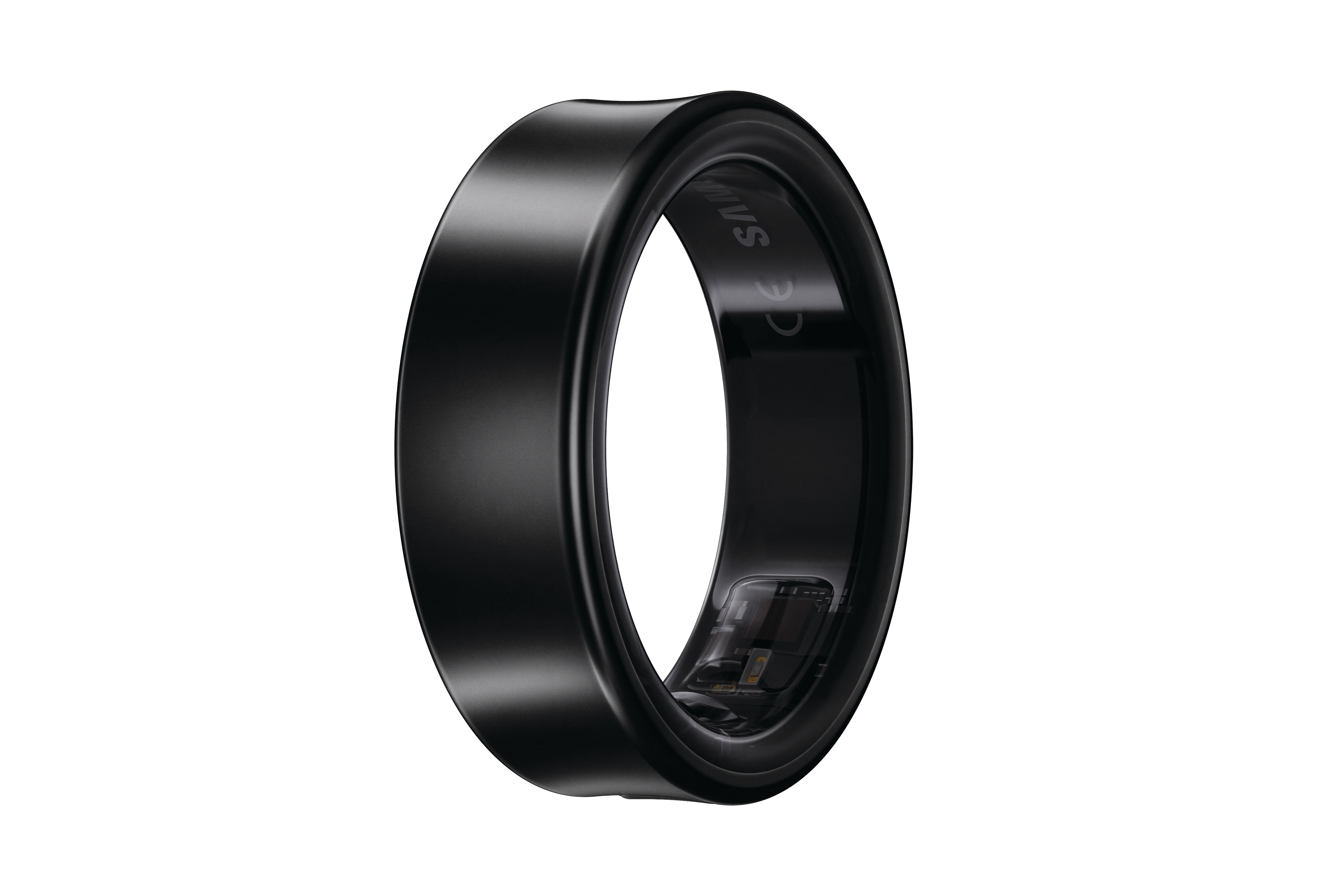 Schwarzer Smartring mit schlankem Design. Isoliert auf weißem Hintergrund.