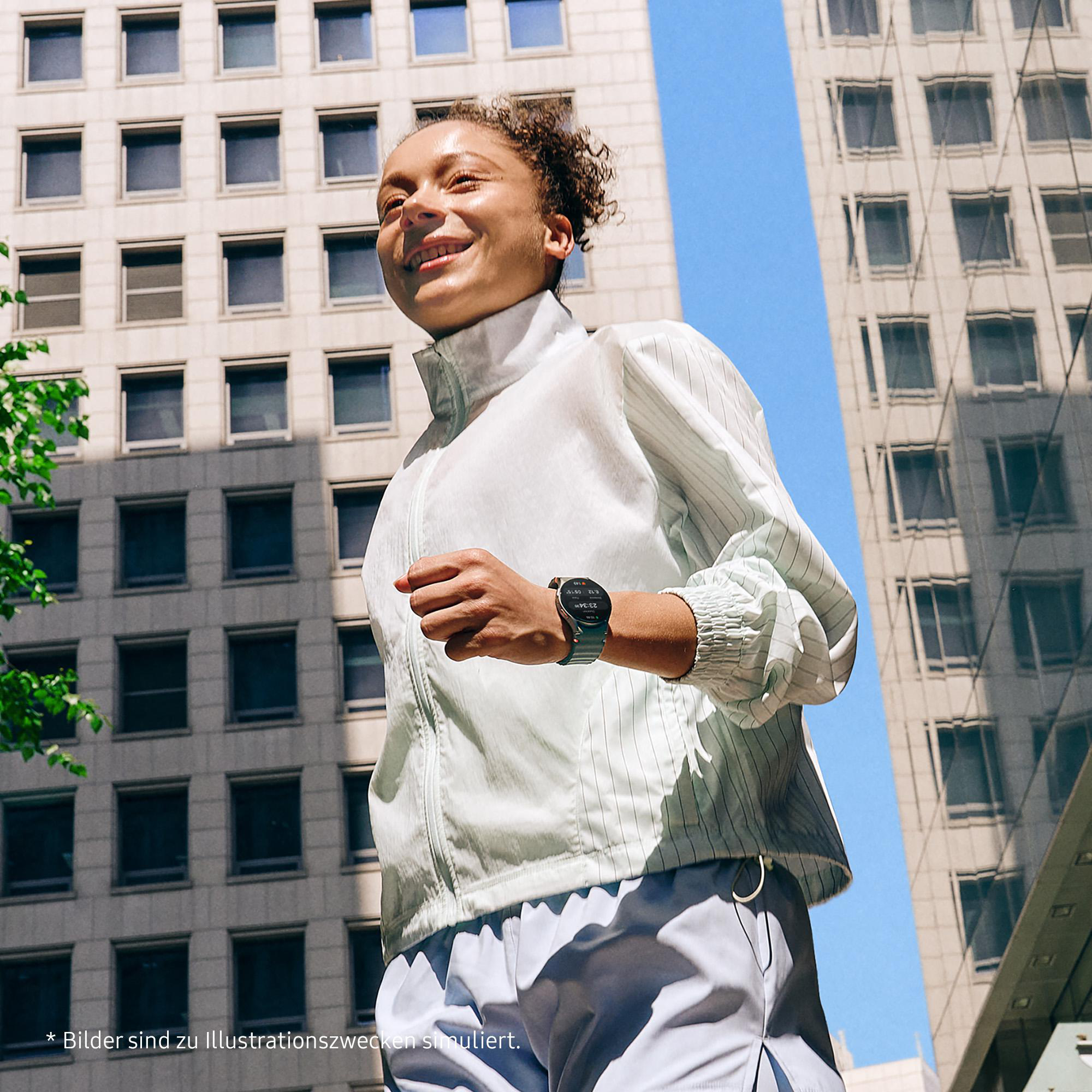 Frau rennt in der Stadt, trägt eine Smartwatch. Gebäude im Hintergrund, blauer Himmel.