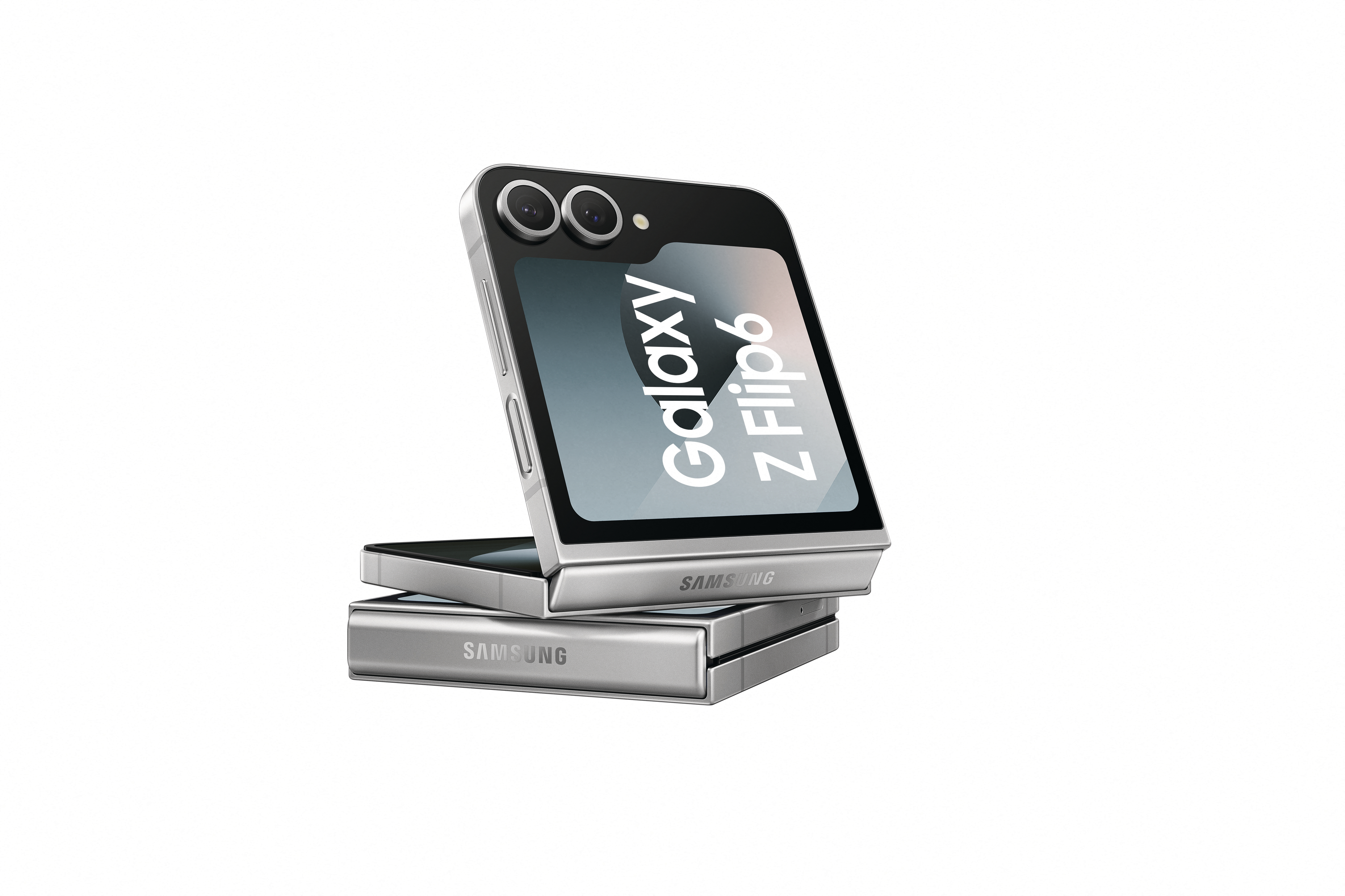 Ein silbernes Galaxy Z Flip6-Telefon ist geöffnet, mit dem Samsung-Logo sichtbar.