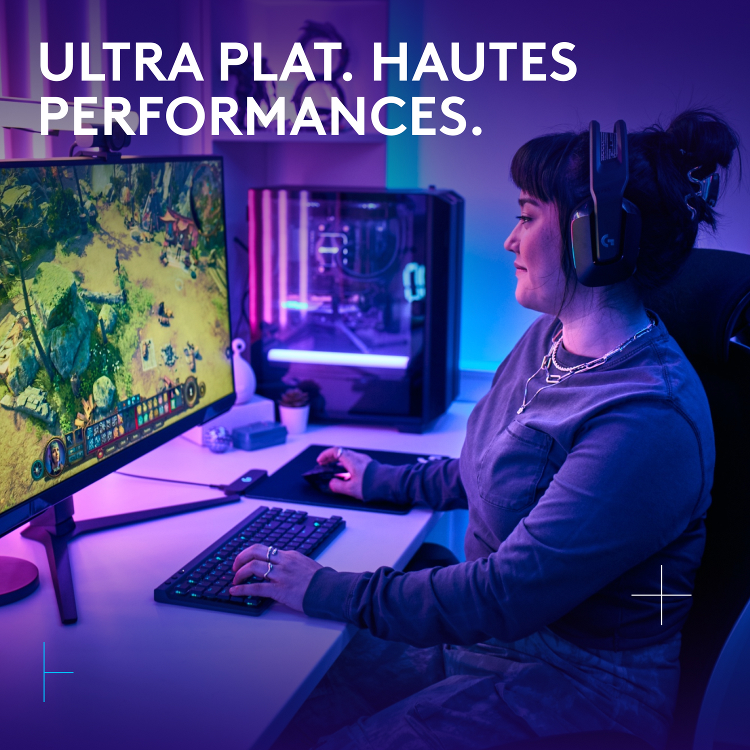 Femme avec un casque, jouant. Un moniteur, un clavier et un boîtier d'ordinateur sont en arrière-plan.