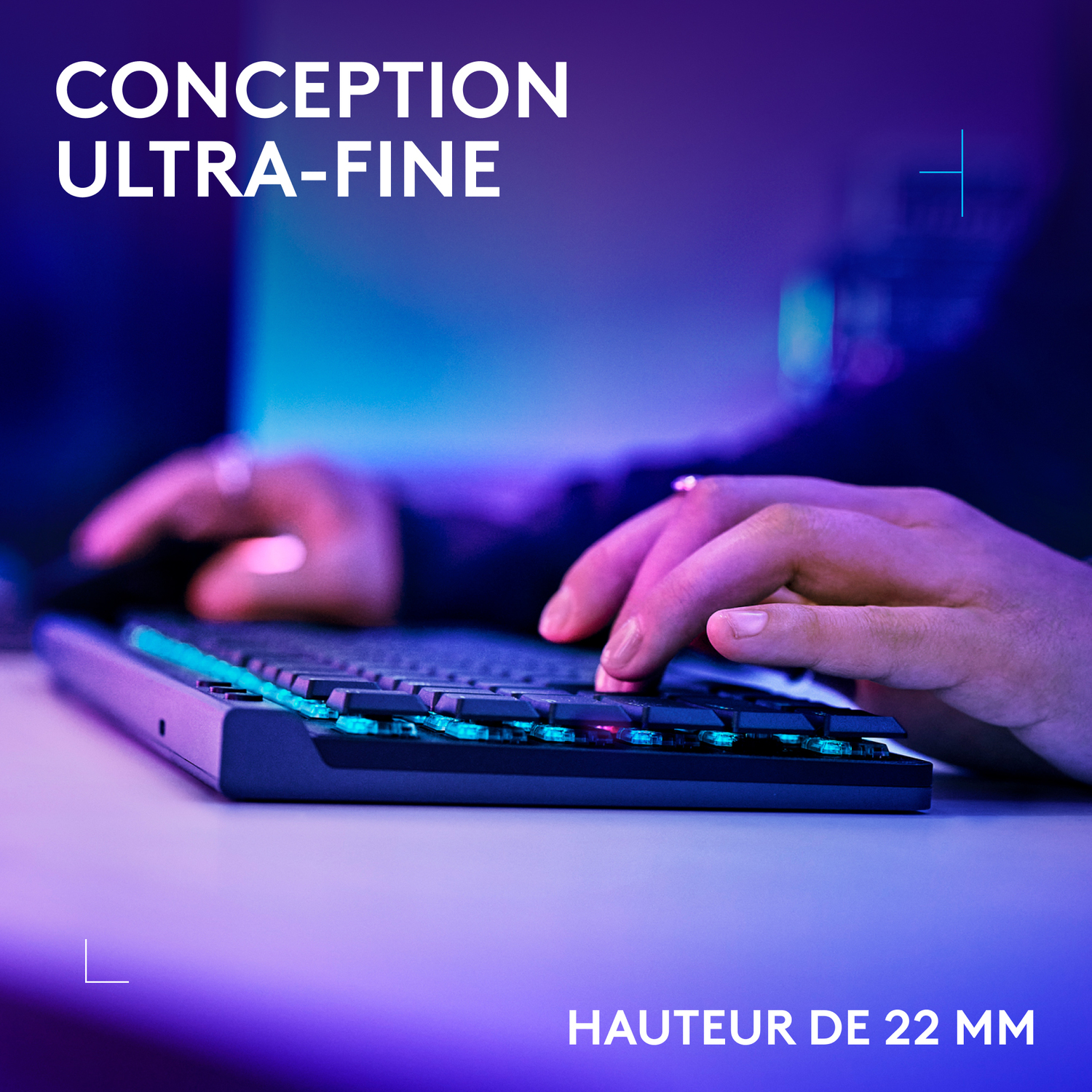 Mains tapant sur un clavier avec un éclairage bleu et violet.