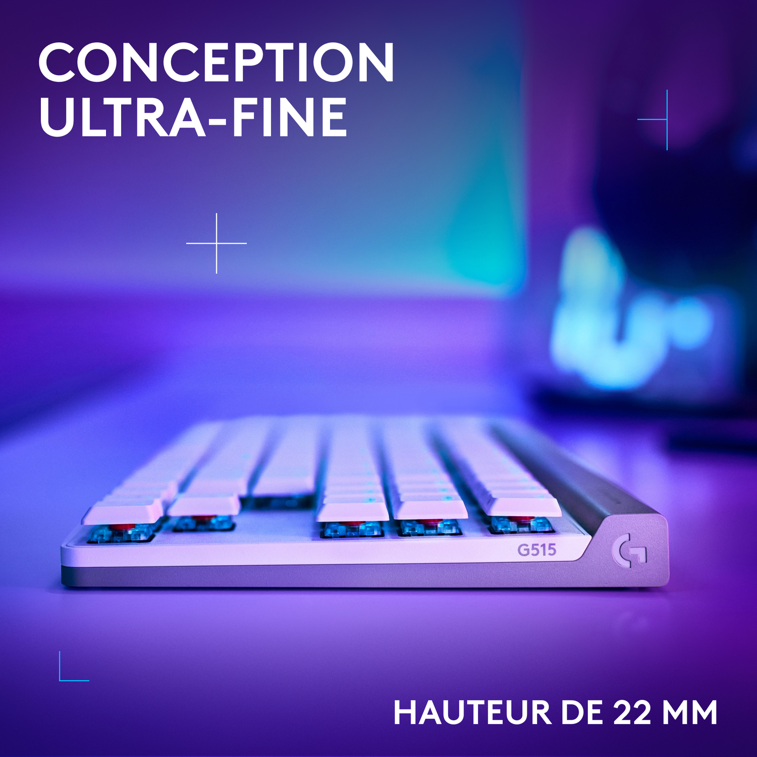 Un clavier blanc avec des lumières bleues sous les touches, avec un fond flou violet et bleu.