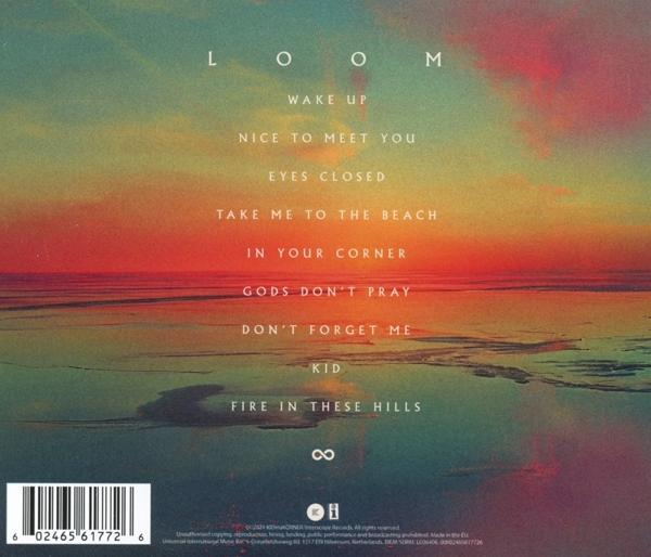 Albumcover mit Songtiteln auf einem Landschaftshintergrund, orangefarbener Sonnenuntergang und Wasser.