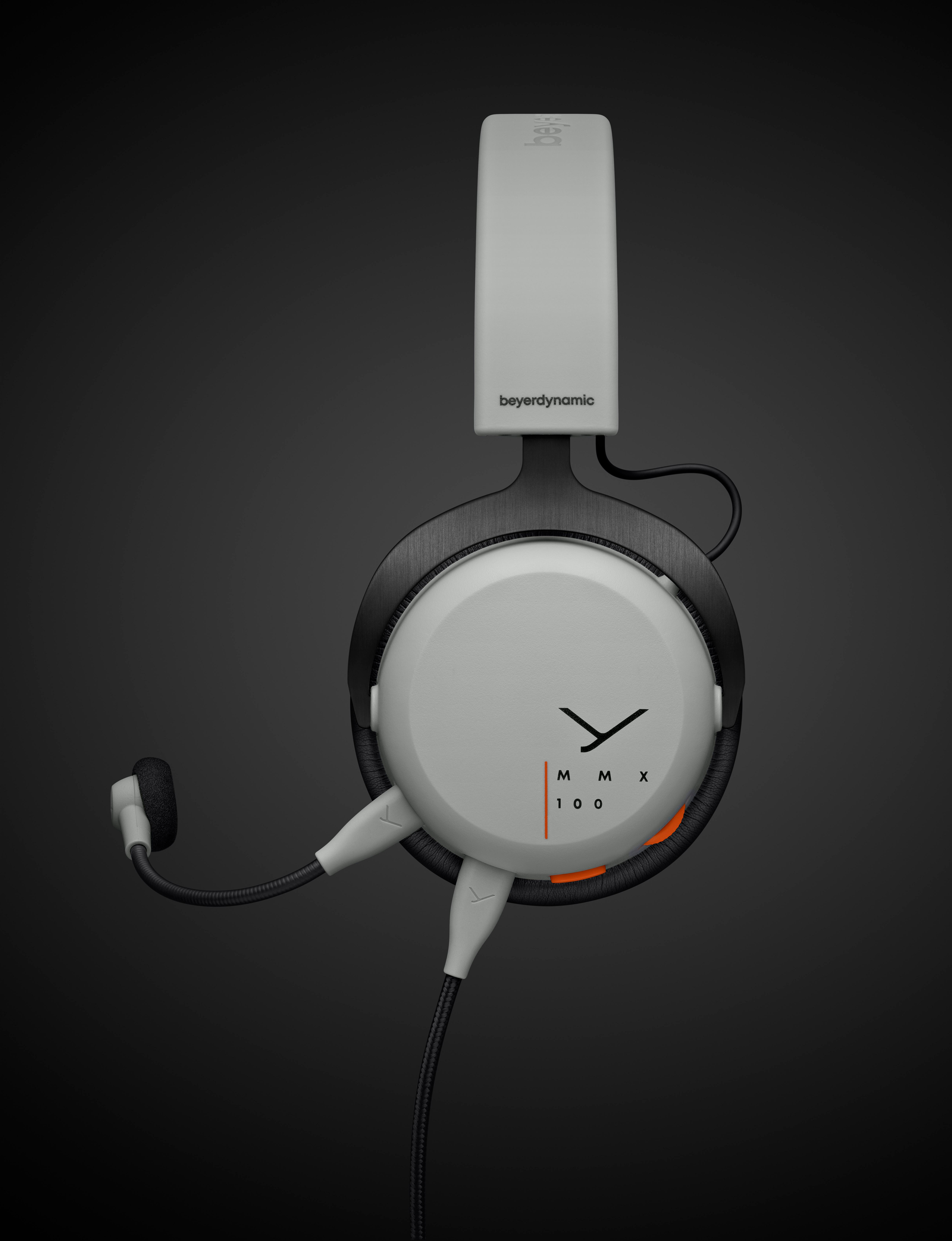 Weiß-graue Kopfhörer mit Mikrofon. Markenname 'beyerdynamic'. Dunkler Hintergrund.