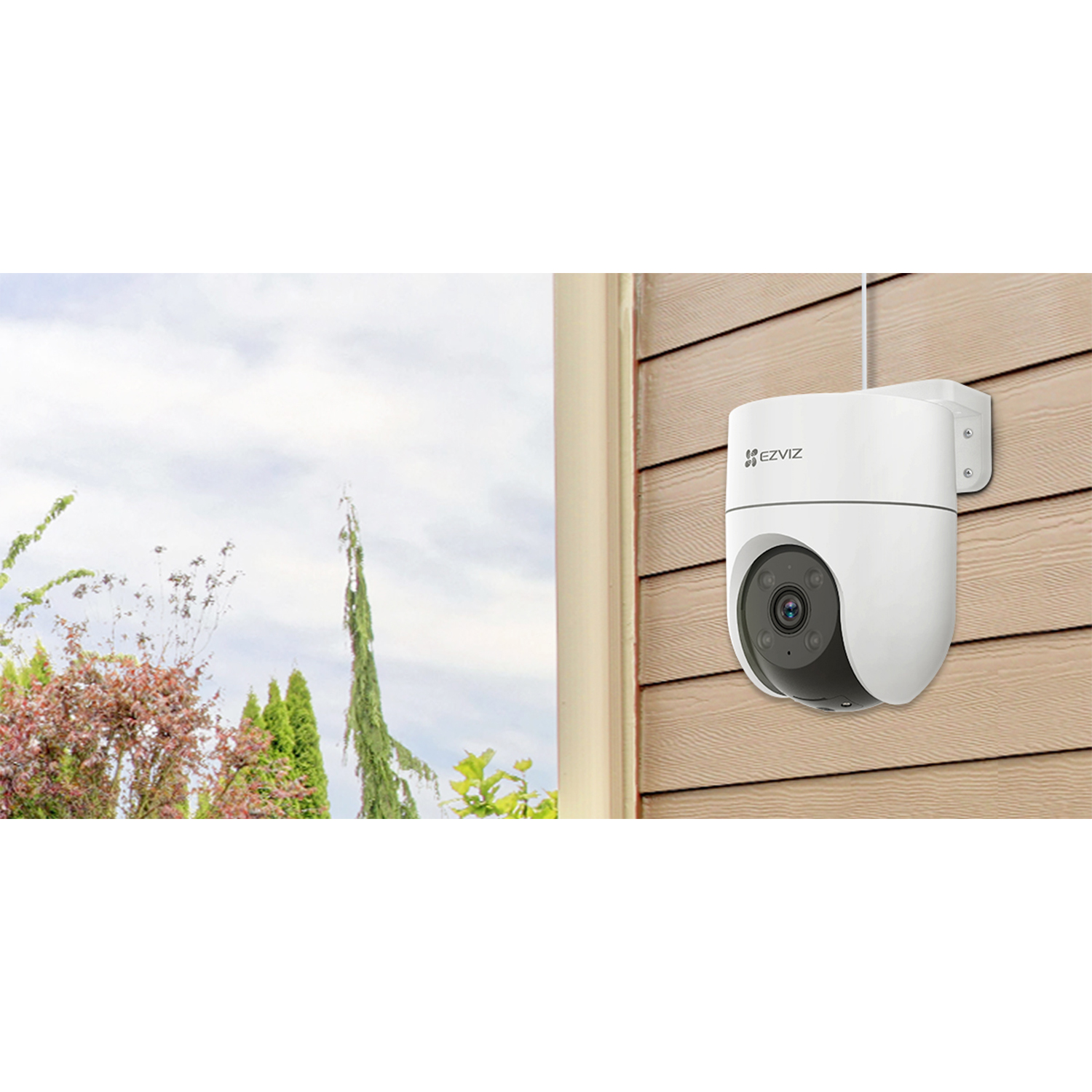 Telecamera di sicurezza bianca montata su una parete di legno marrone, con sfondo cielo.
