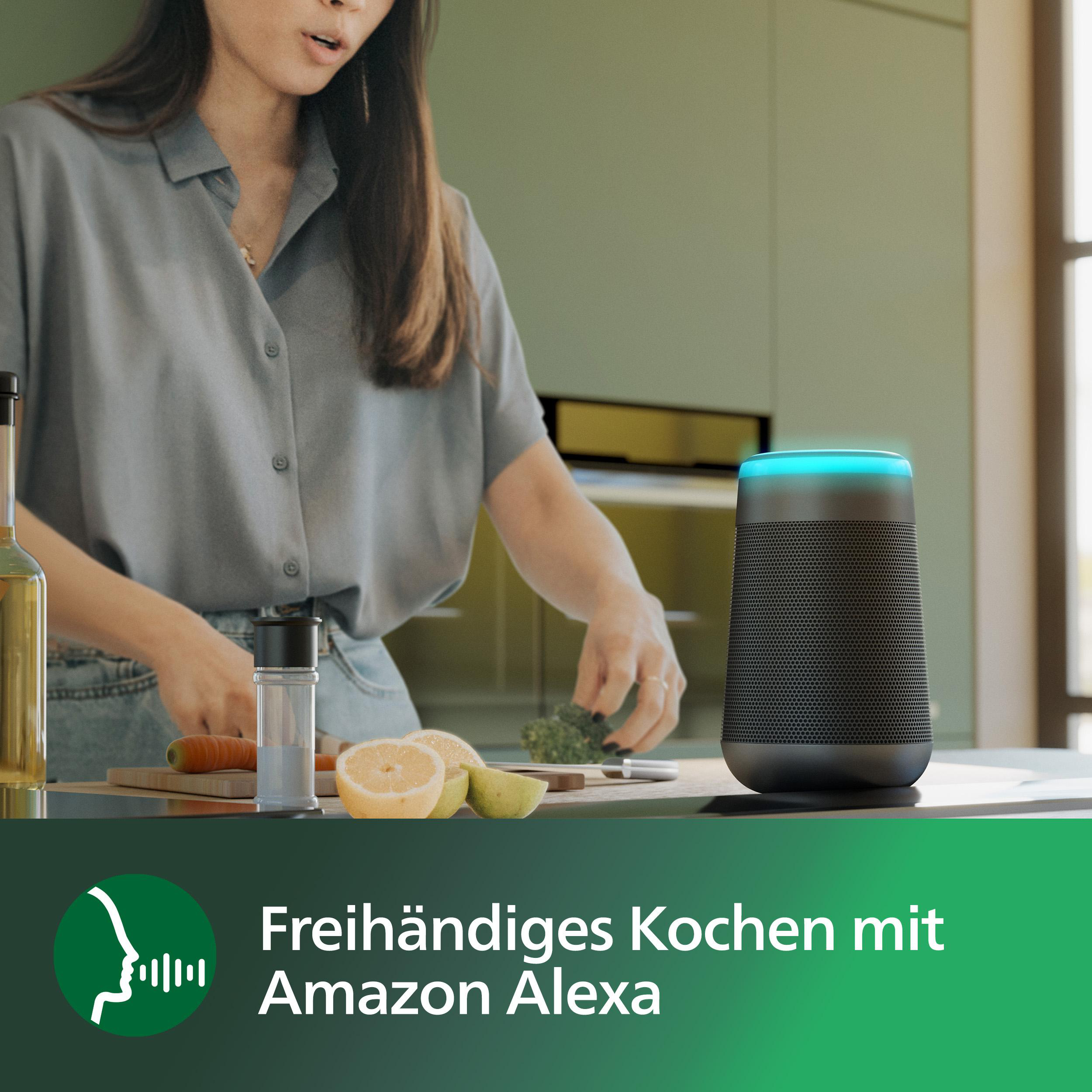 Frau benutzt Smart Speaker in Küche. Der Lautsprecher ist schwarz, mit blauem Licht. Text sagt Alexa.
