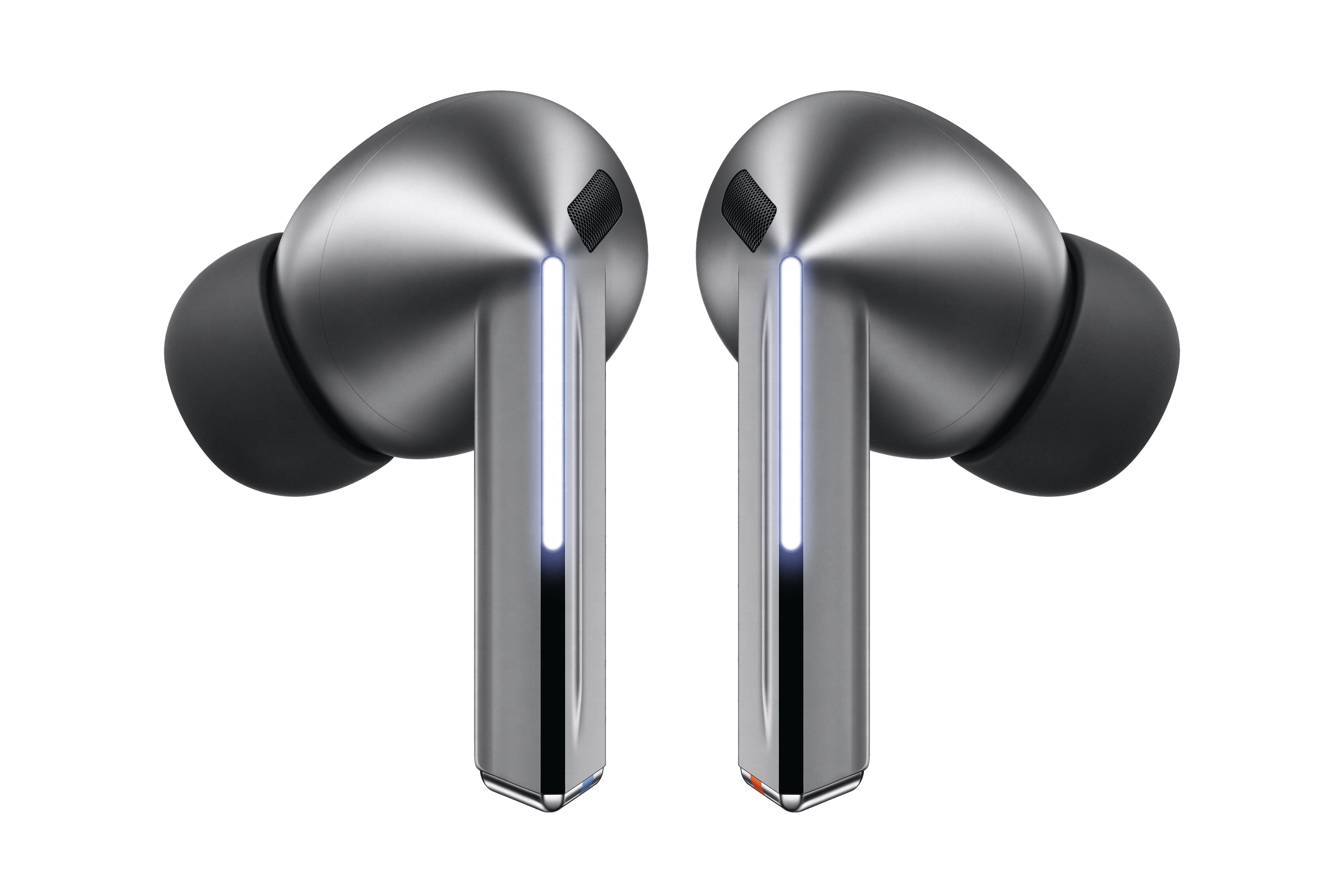 Silberne Ohrhörer mit glänzendem Metallic-Finish. Schwarze Ohrstöpsel, weißer Hintergrund.