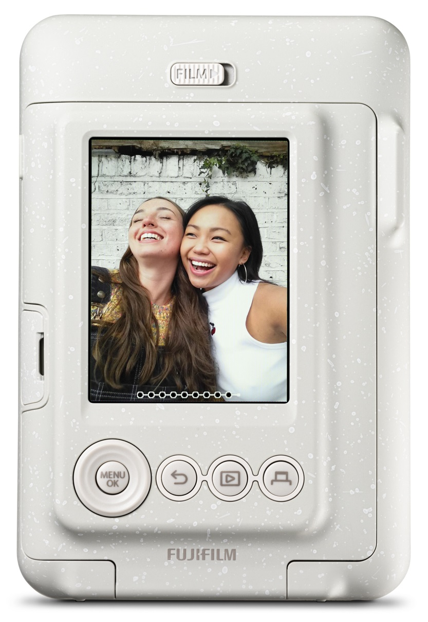 Biały aparat Fujifilm z ekranem wyświetlającym dwie uśmiechnięte kobiety.