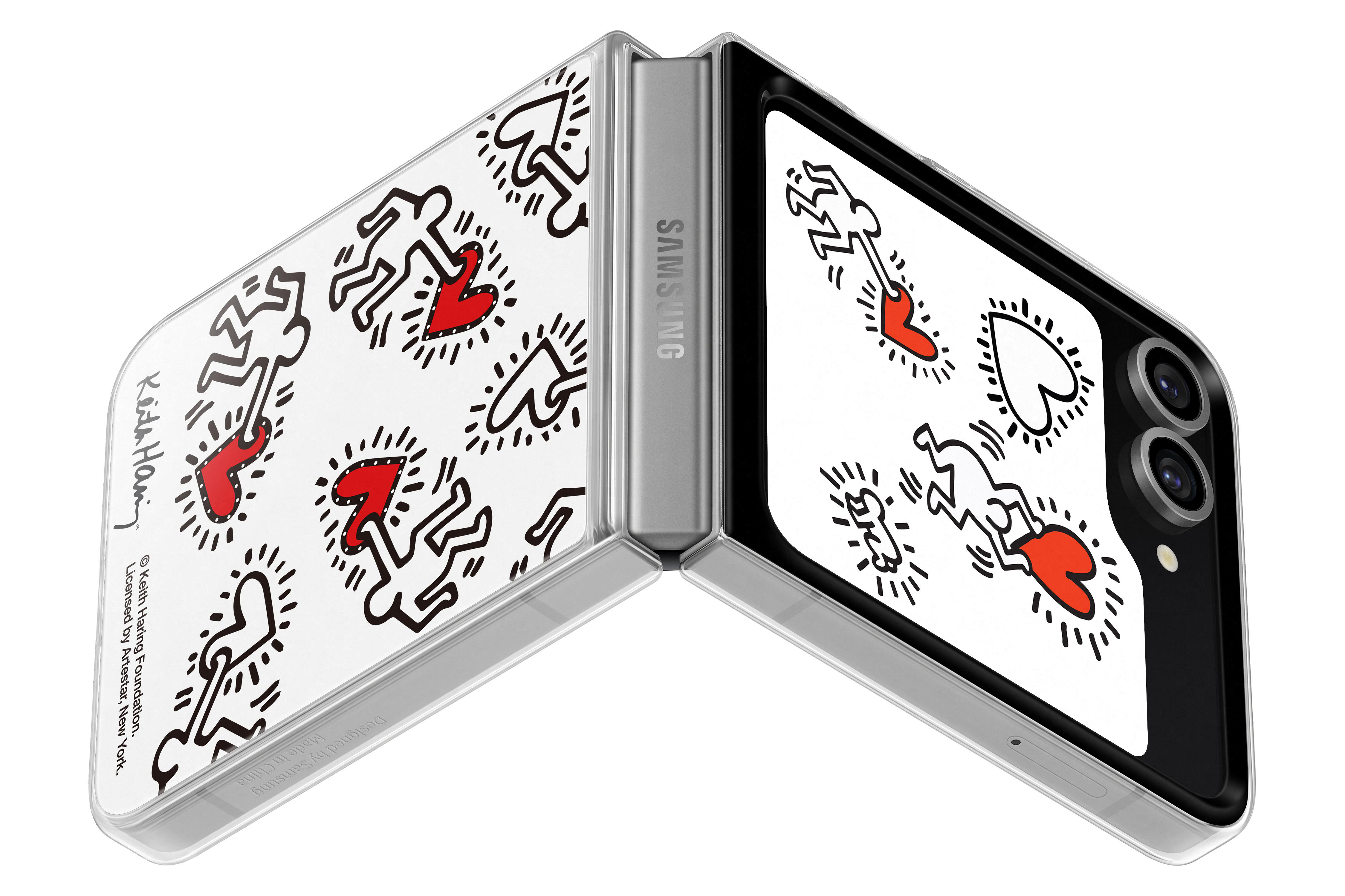Silbernes, faltbares Samsung-Telefon ist geöffnet. Die Abdeckung ist weiß mit Keith Haring-Kunst. Weißer HG.