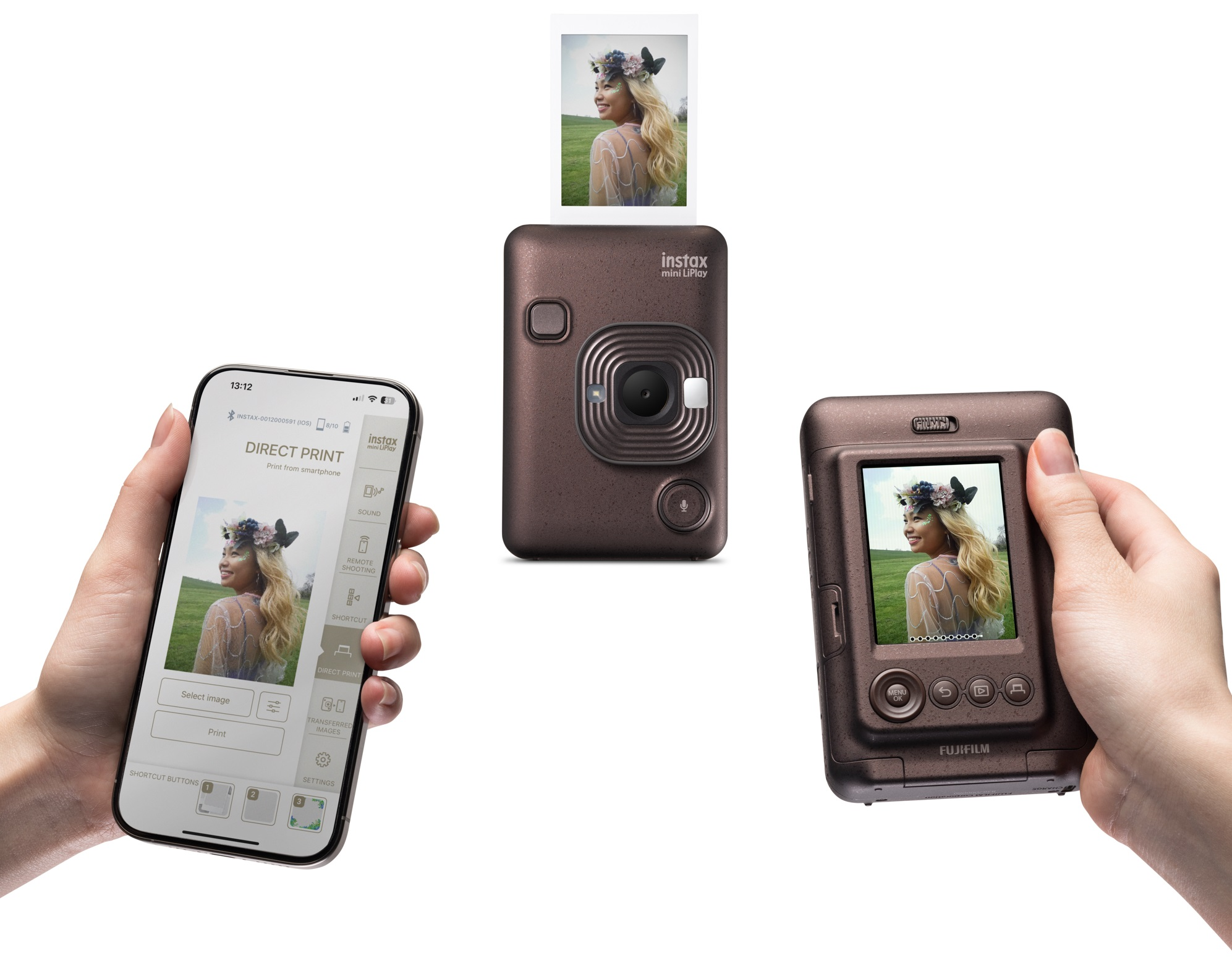 Osoba trzymająca telefon, aparat i wydruk zdjęcia z brązowego aparatu Instax Mini.