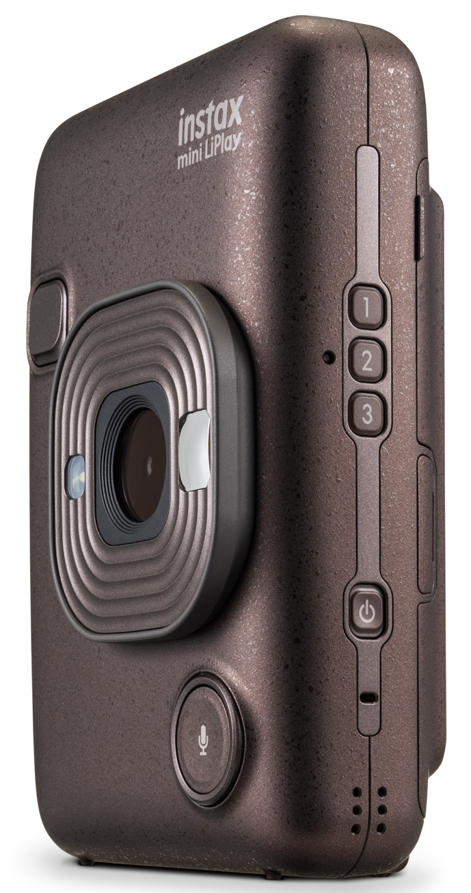 Aparat Instax Mini LiPlay, brązowy korpus, z przyciskami i mikrofonem. Ma obiektyw i ponumerowane przyciski.