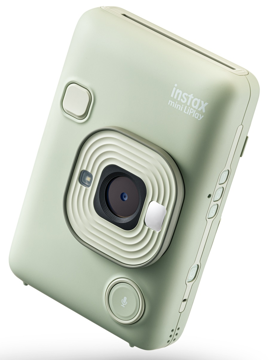 Jasnozielony aparat Instax Mini LiPlay, z obiektywem, przyciskami i mikrofonem. Białe tło.