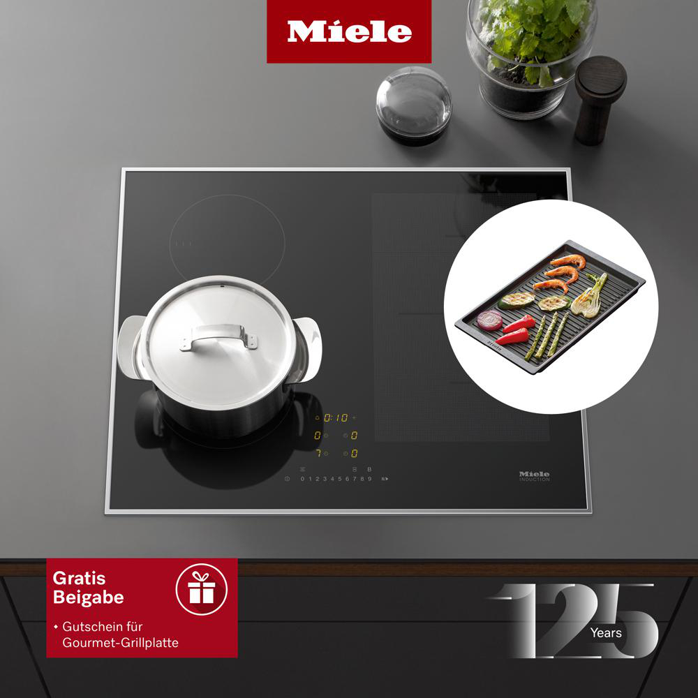 Schwarzes Kochfeld mit Topf, Grillpfanne und Zutaten, mit Miele-Logo oben.