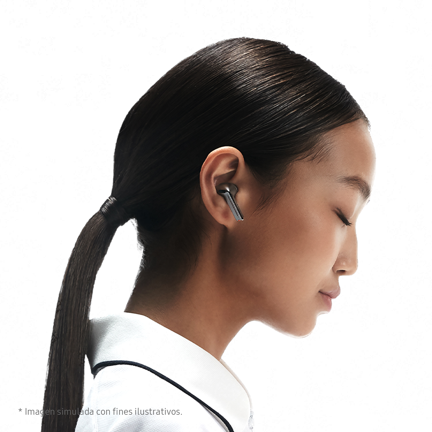 Una mujer con coleta usando un auricular en la oreja, perfil lateral, fondo blanco.